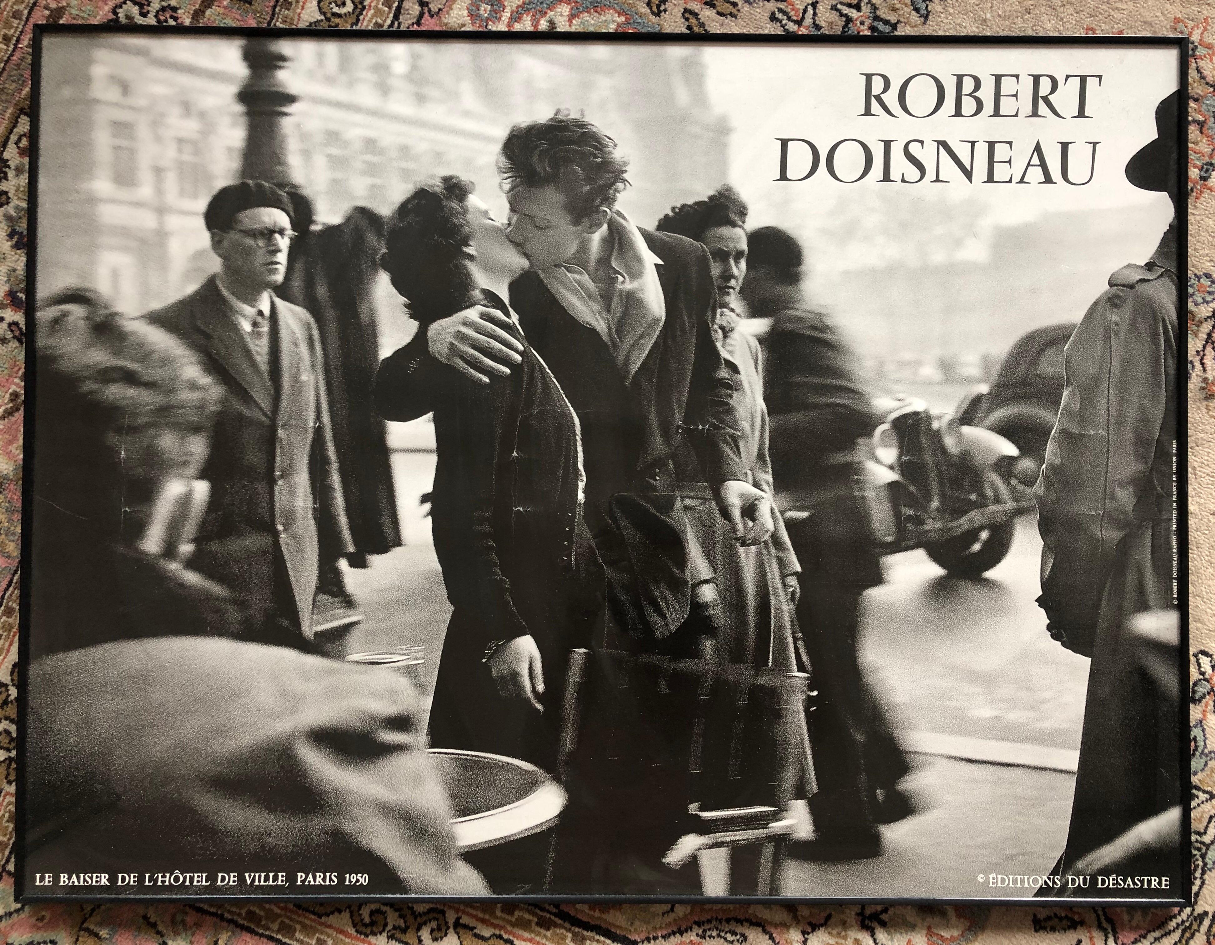 Robert Doisneau Poster MDF frame black - Le Baiser De L'Hotel De Ville Paris (80 x 60cm) Le Baiser