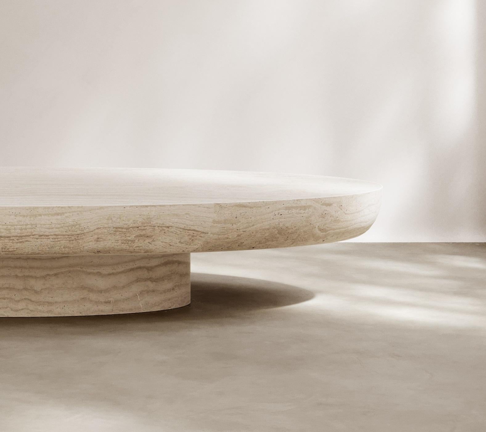 Moderne Table basse Kiss en travertin Classico Alabastrino par Paloma Editions en vente