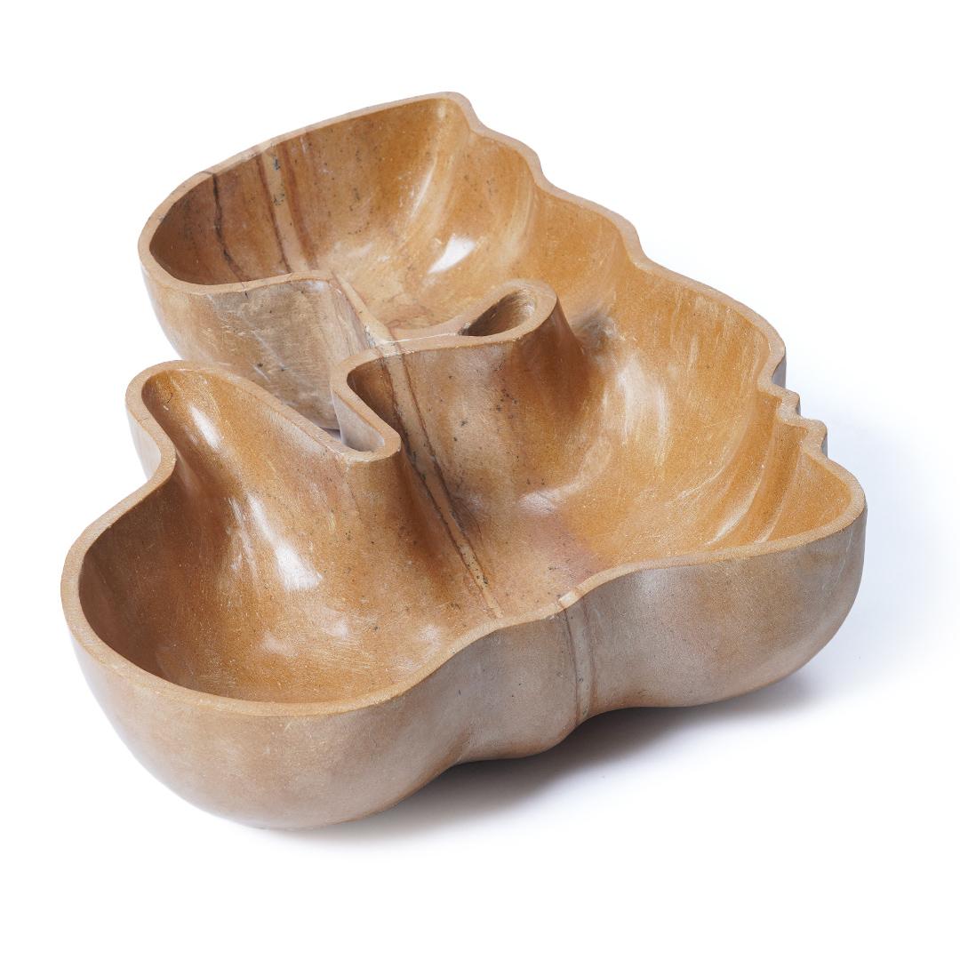 Ricevitore di marmo Kiss Man Ocher di Jean Pascal Levy-Trumet
Edizione limitata.
Dimensioni: D. 39 x L. 32 x H. 10 cm.
Materiali: Marmo ocra.

Disponibile in diverse opzioni di marmo Rajasthan o Rajnagar. Contattateci. 

Dopo essermi diplomata dopo