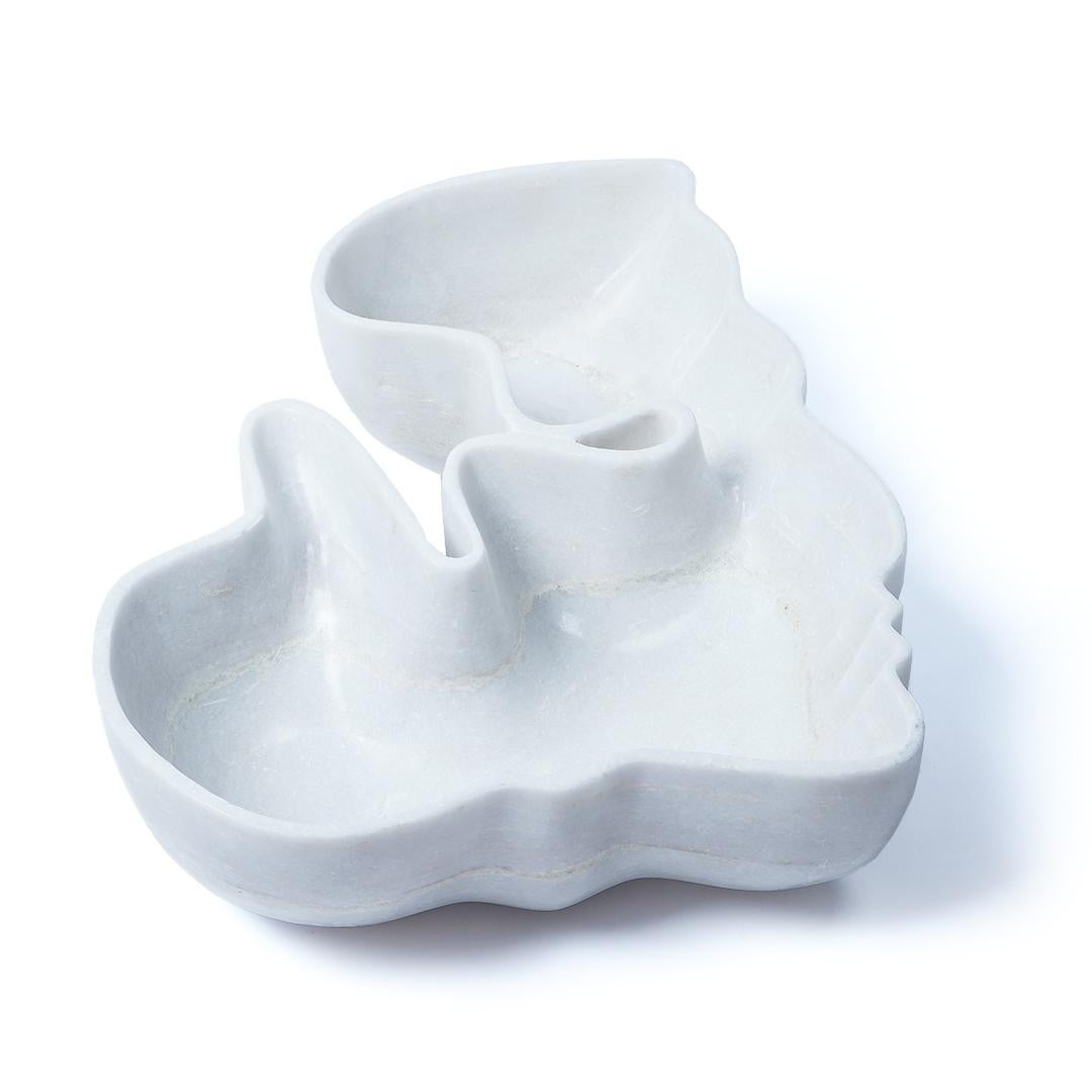 Bacio Uomo Ricevitore in marmo bianco di Jean Pascal Levy-Trumet
Edizione limitata.
Dimensioni: D. 39 x L. 32 x H. 10 cm.
Materiali: Marmo bianco.

Disponibile in diverse opzioni di marmo Rajasthan o Rajnagar. Contattateci. 

Dopo essermi diplomata