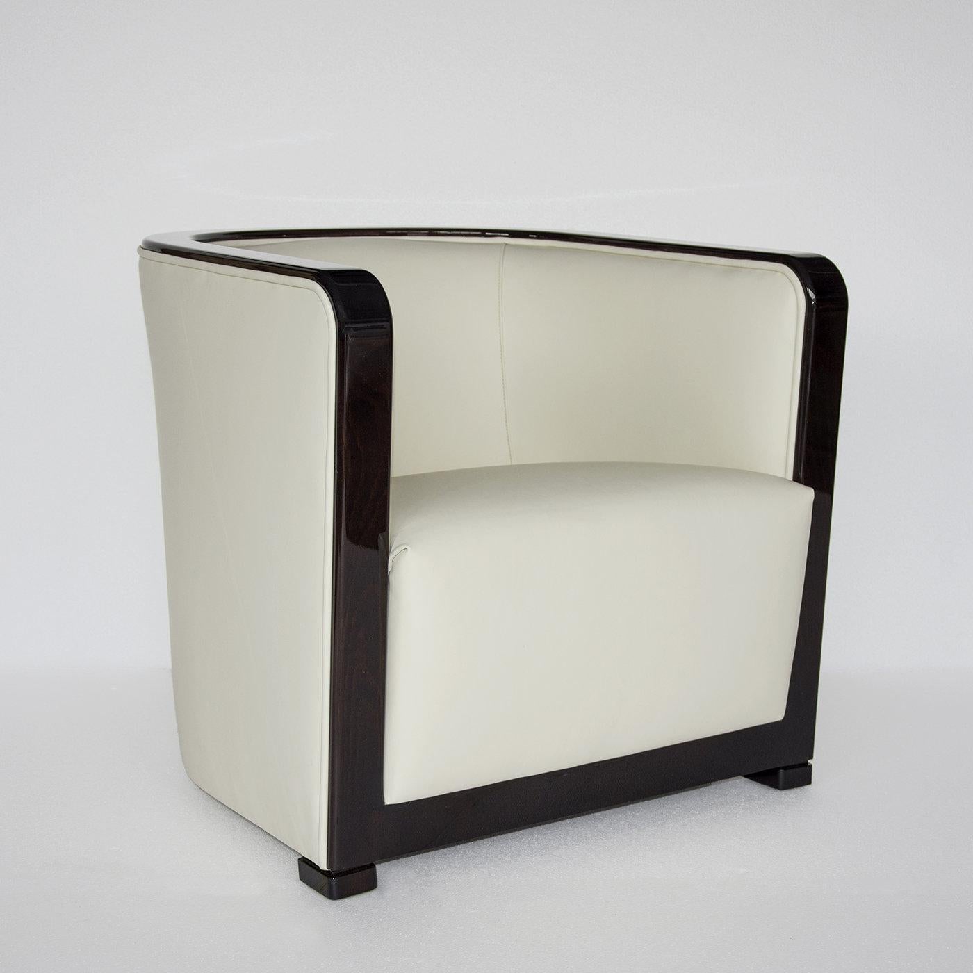 Mit seiner unkonventionellen Dreiecksform und seinem Mid-Century-Look ist der Tria Sessel ein auffälliges Statement in einem modernen Zuhause oder Büro. Das Gestell aus Massivholz kombiniert ein minimalistisches, stromlinienförmiges Design mit zwei