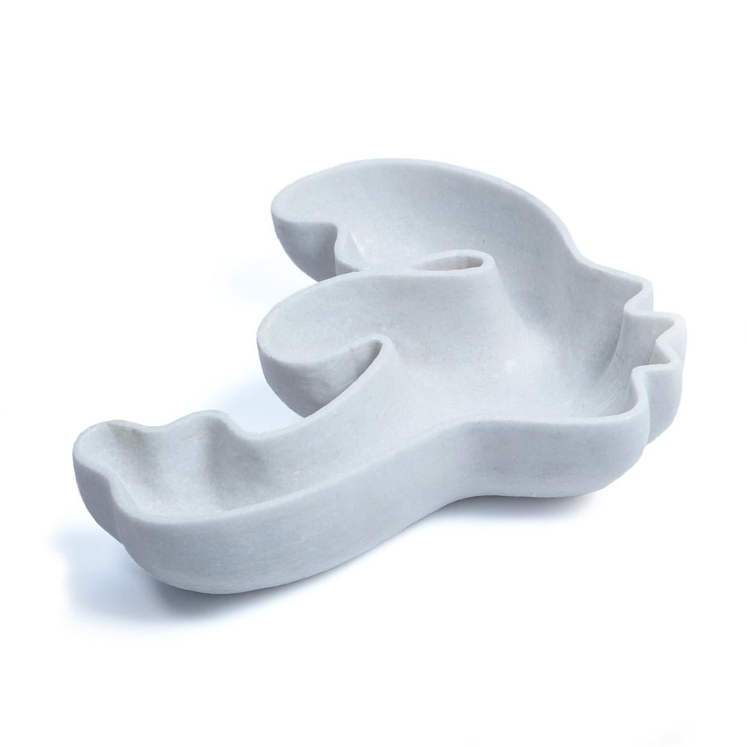 Bacio Donna Ricevitore in marmo bianco di Jean Pascal Levy-Trumet
Edizione limitata.
Dimensioni: D 42 x L 42 x H 10 cm.
Materiali: Marmo bianco.

Disponibile in diverse opzioni di marmo Rajasthan o Rajnagar. Contattateci. 

Dopo essermi diplomata