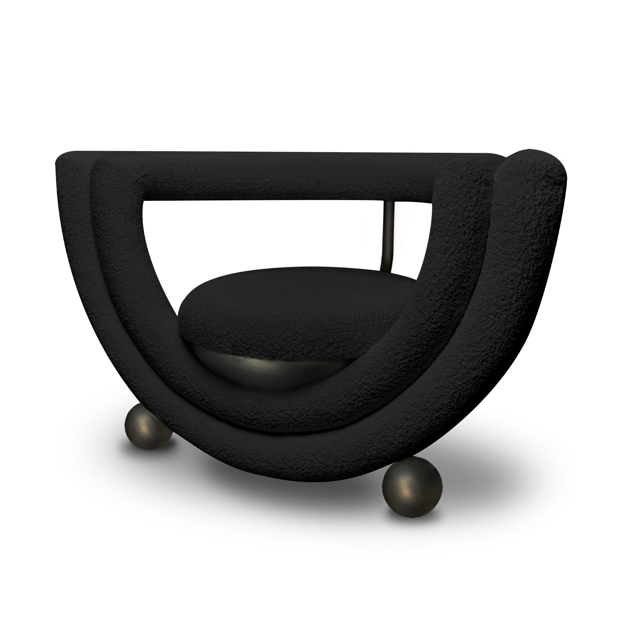 Der Sessel Kissing besteht aus zwei halbkreisförmigen Schichten, von denen die eine die schalenförmige Sitzfläche und die andere die Rückenlehne bildet. Alle Linien sind mit einer weichen Polsterung überzogen, abgesehen von den Metallbeinen und den