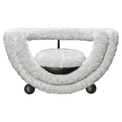 Fauteuil Kissing de Lara Bohinc en métal bronze et tissu blanc Furry