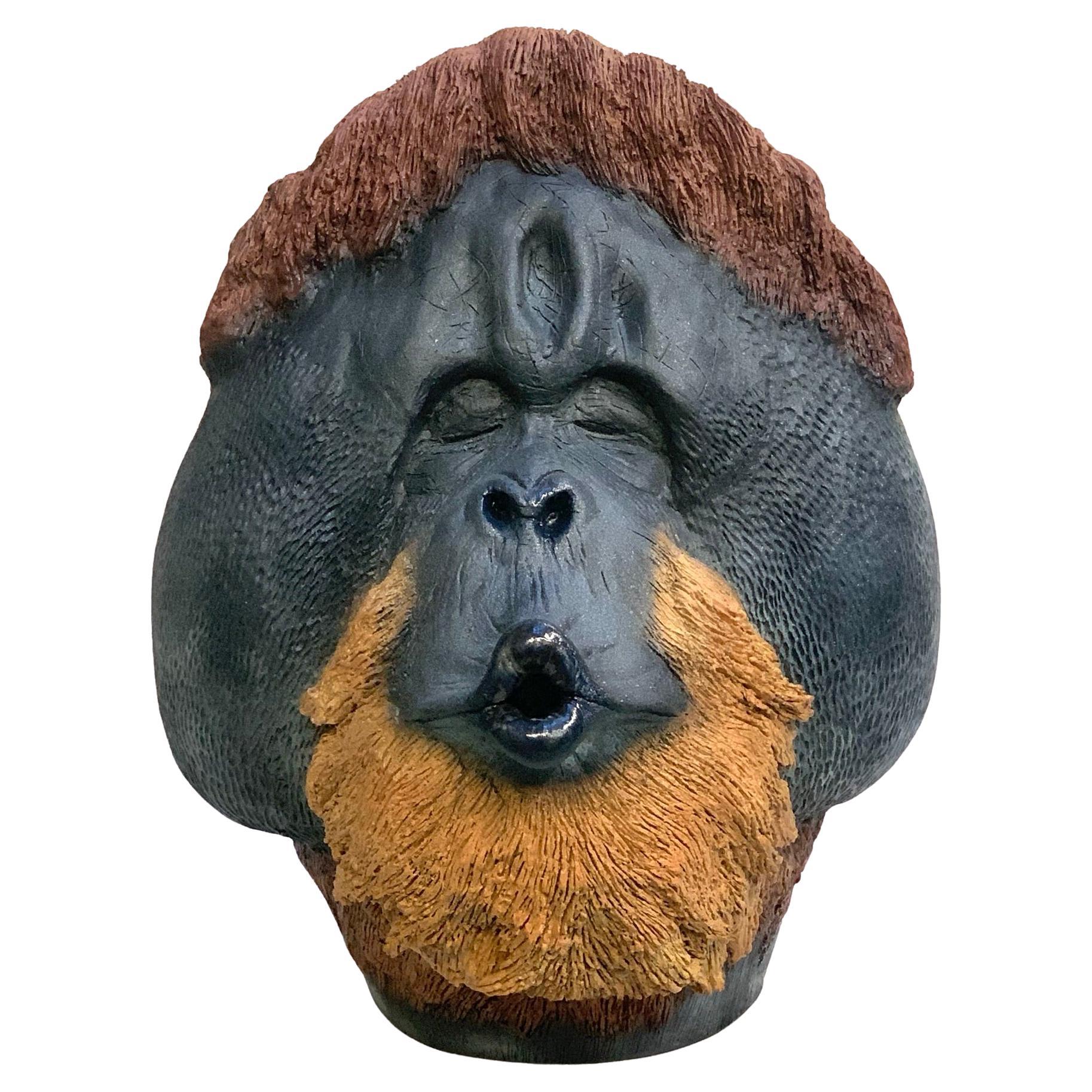 Das Stück ist eine einzigartige Darstellung eines Schimpansen in einer modernen Form. Das Tier ist sanft mit einer cremefarbenen Farbe bemalt.
Unser Designer fertigt diese Stücke vollständig von Hand an.
 