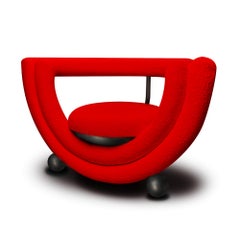 Poltrona Kissing, moderna, scultorea, arrotondata, metallo bronzo, tessuto boucle rosso