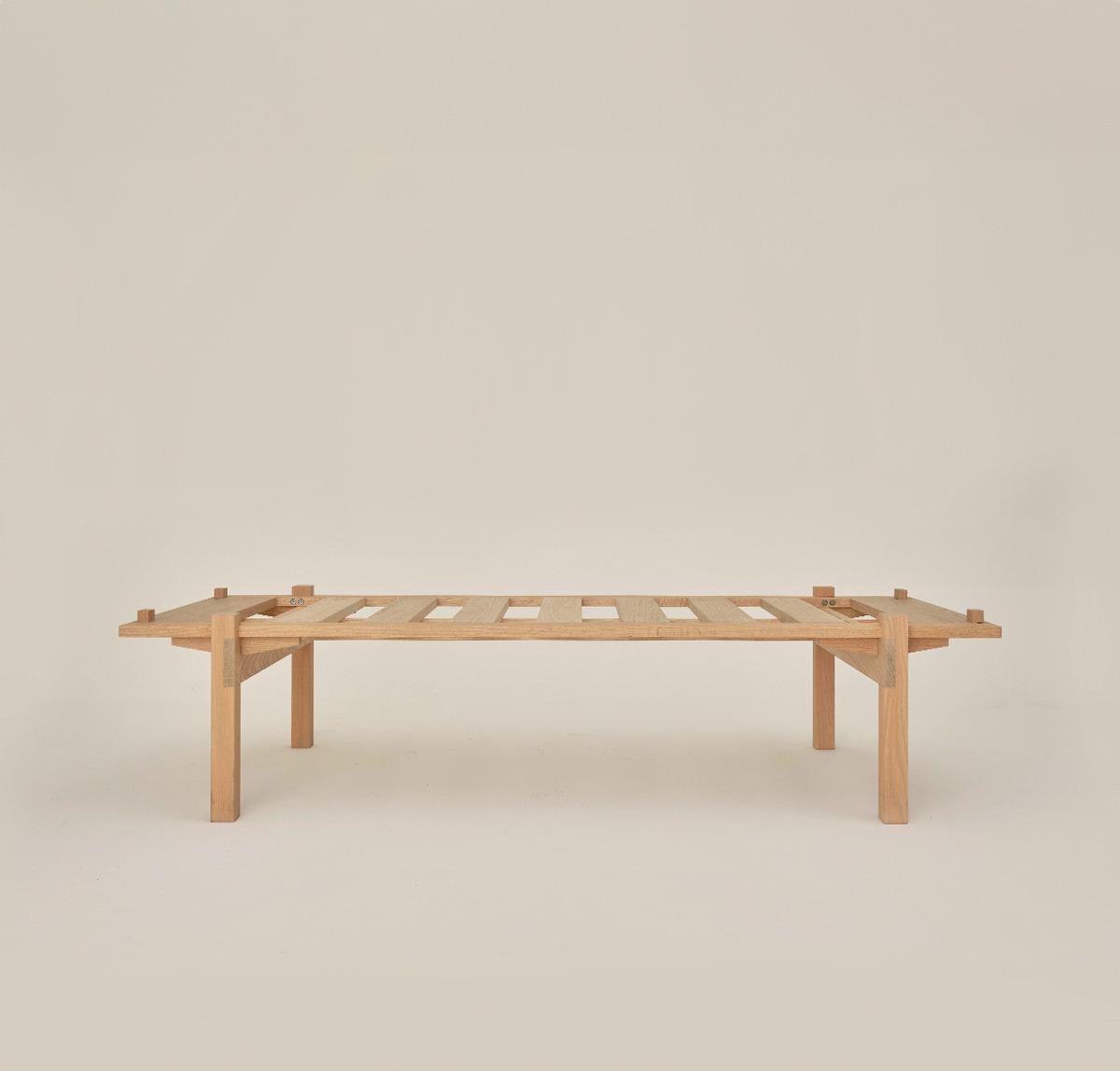 Né dans une sérénité monumentale, Daybed est un meuble qui allie confort et géométrie pure. Caractérisé par son aspect structurel, il s'agit d'un équilibre entre lignes horizontales et verticales avec une esthétique japonaise.

Avec la considération