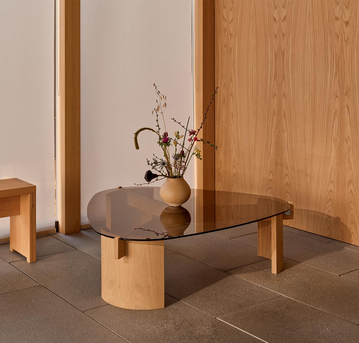 La table basse triangulaire Flow Large aux bords arrondis, contourne sa forme par trois pieds incurvés. Avec les lattes linéaires qui s'emboîtent, le squelette sculptural se joint aux pieds pour créer une base bien proportionnée pour le plateau de