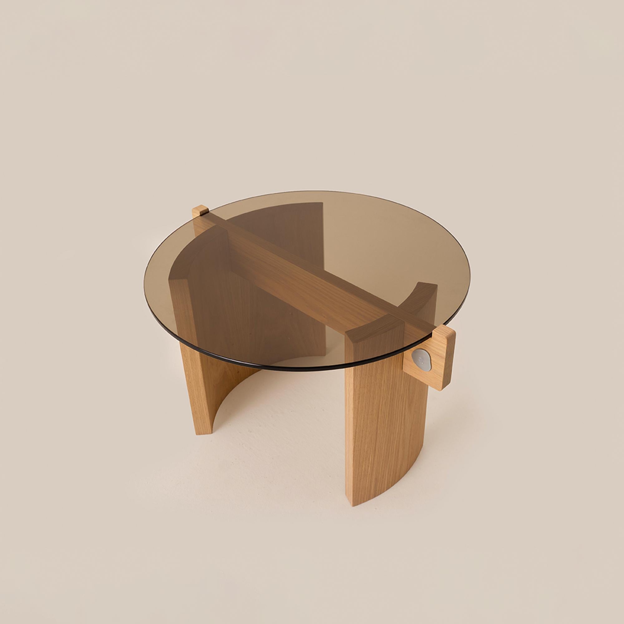 Der runde Flow Couchtisch Mini mit abgerundeten Kanten konturiert seine Form, indem er zwei Beine enger aneinander stellt. Das lineare Skelett geht in die Beine über und bildet eine wohlproportionierte Basis für die Tischplatte.
Das aus Eichenholz
