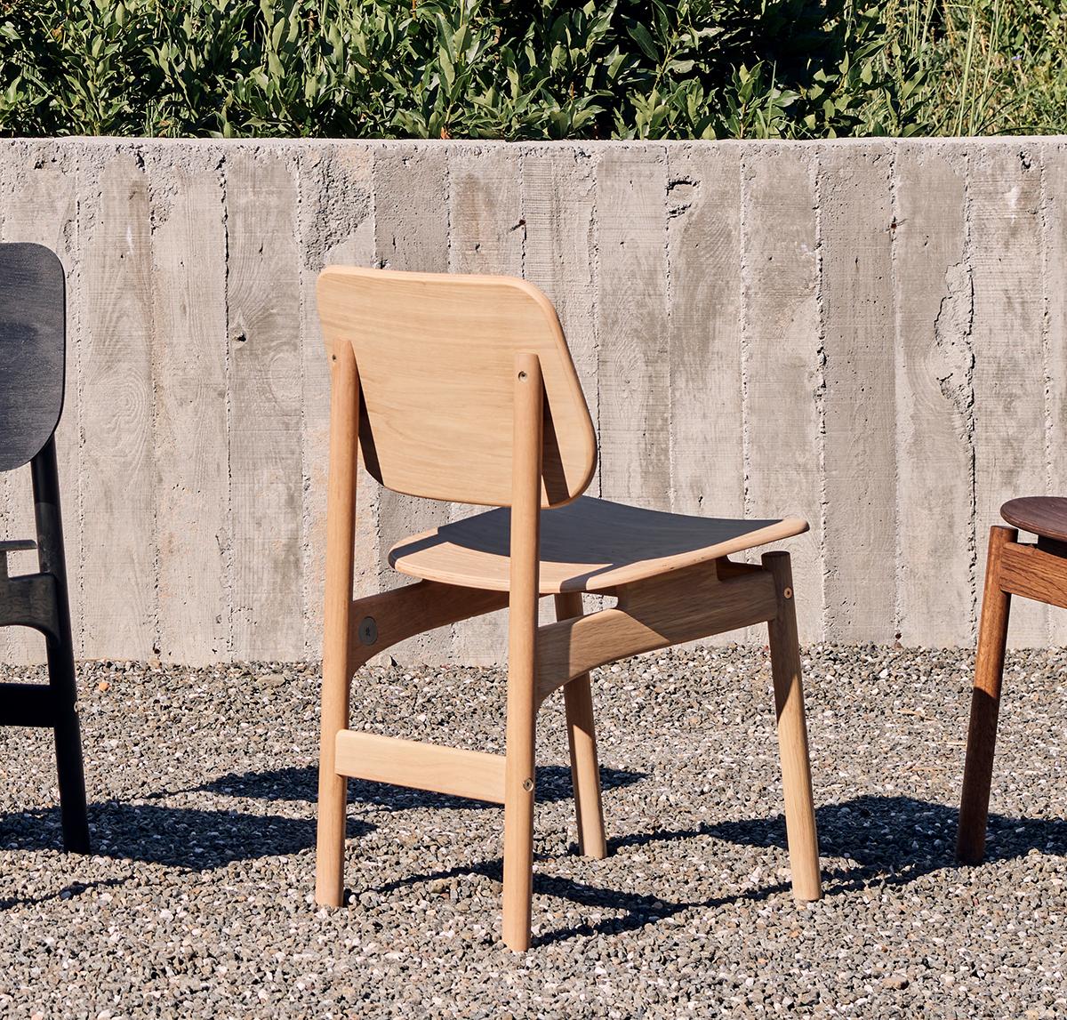 Characterized by rectangular forms, Frame Chair is an expression of comfort and well-balanced geometry. The confident relationship between skeleton, seat and backrest figures its presence gently.

Frame Chair is a seating piece that presents the