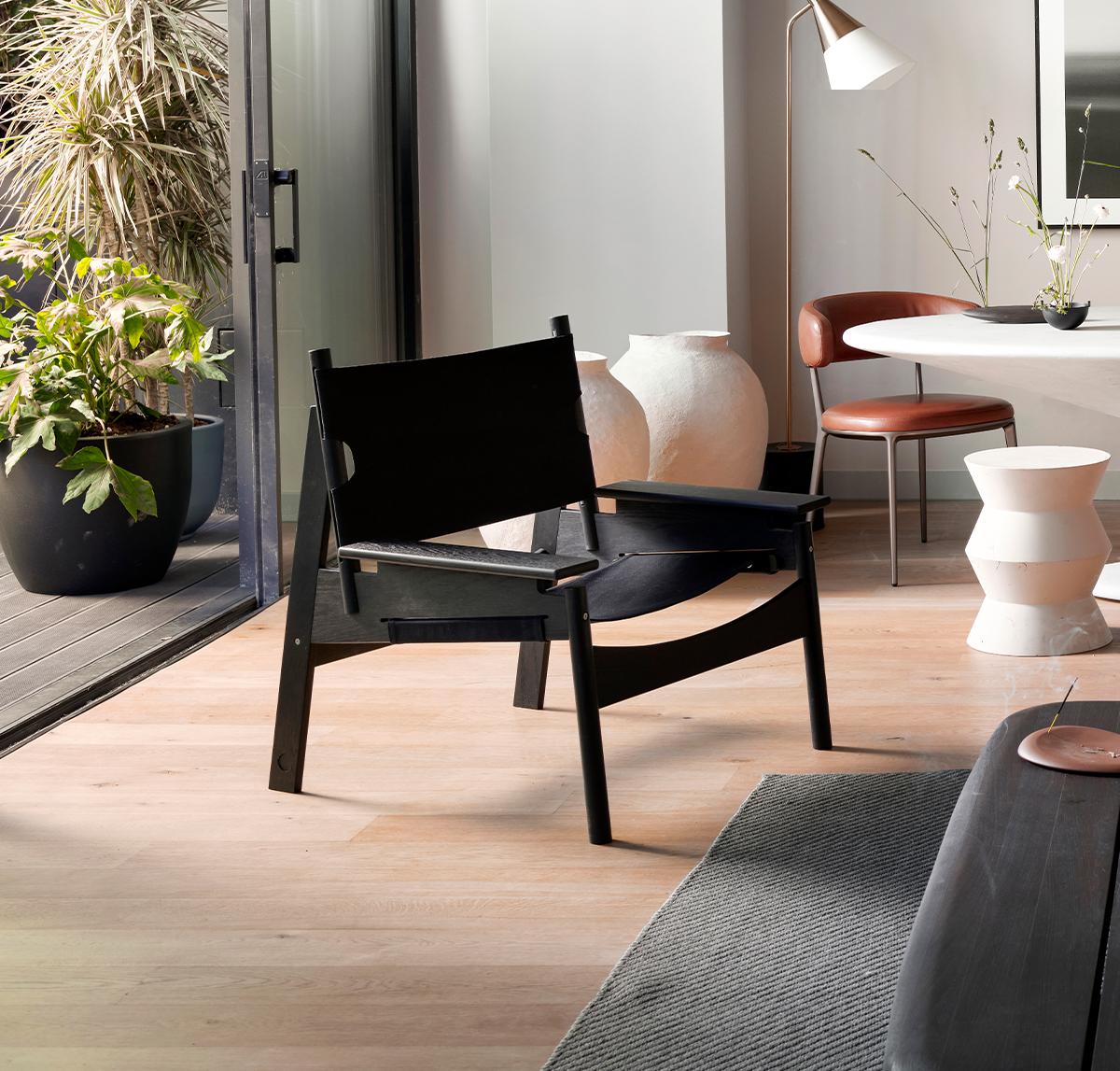 Frame Lounge Chair ist ein von skulpturalen Formen inspiriertes Sitzmöbel mit einem breiteren und niedrigeren Design, das demjenigen, der sich darauf niederlässt, das Gefühl eines Kokons vermittelt.
Mit der Idee, einen gemütlichen Stuhl zu schaffen,