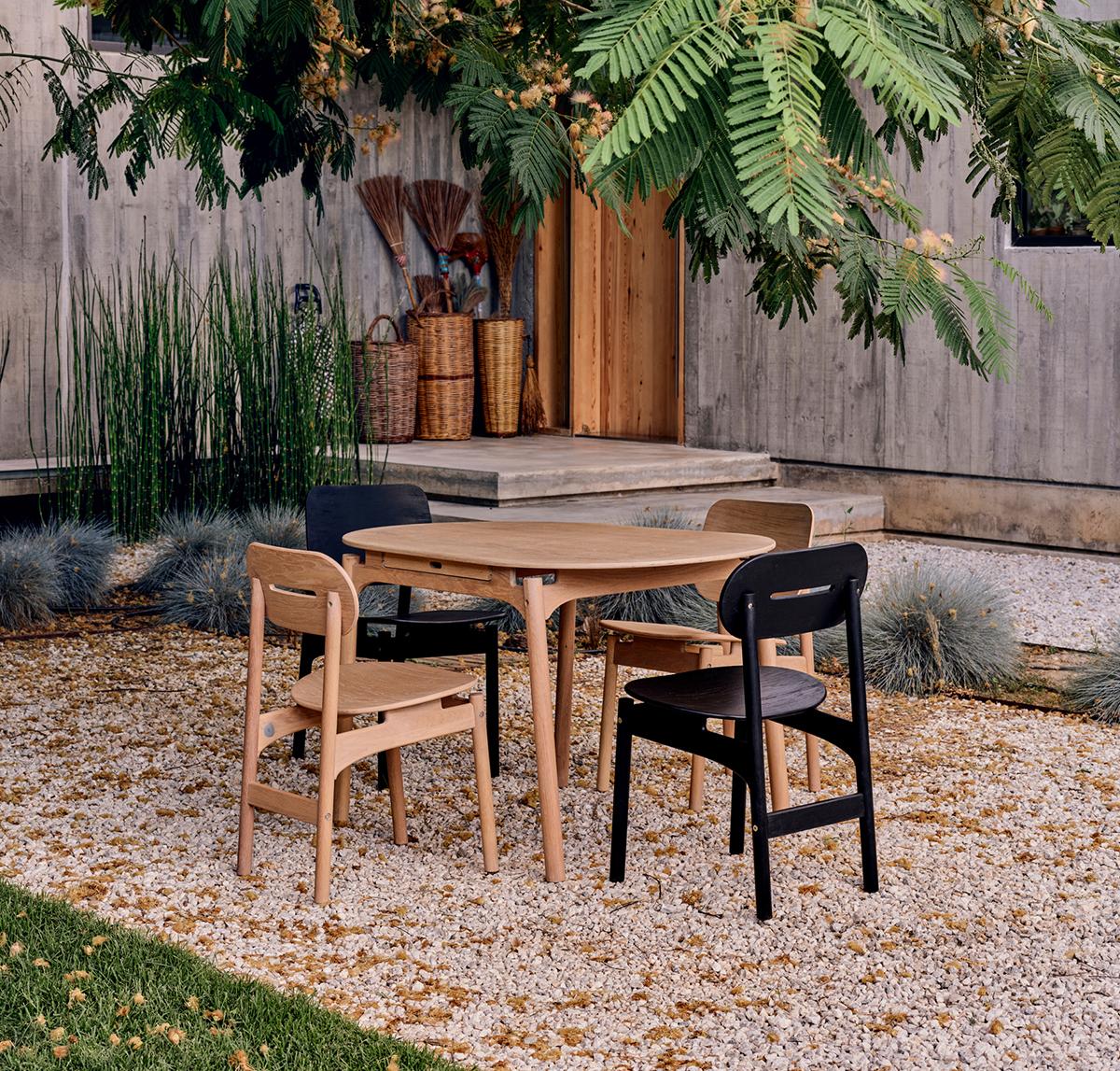 Defined by the sculptural woodwork, Frame Table Elliptical is an expression of a gentle geometry.

With the idea of creating a versatile table, it has a utilitarian perspective by offering you an ideal surface for your dinner, yet also for your