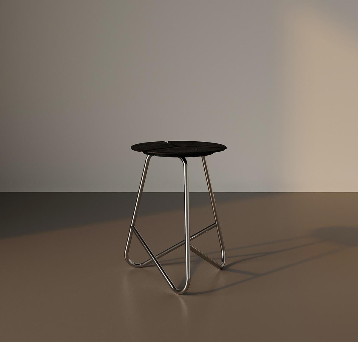 Lo sgabello Hana prende forma dalla forma a tre petali del fiore hana, riflettendo un linguaggio di design morbido ed equilibrato. I suoi bordi arrotondati e la sua geometria organica introducono un ritmo tranquillo e una presenza calda in qualsiasi