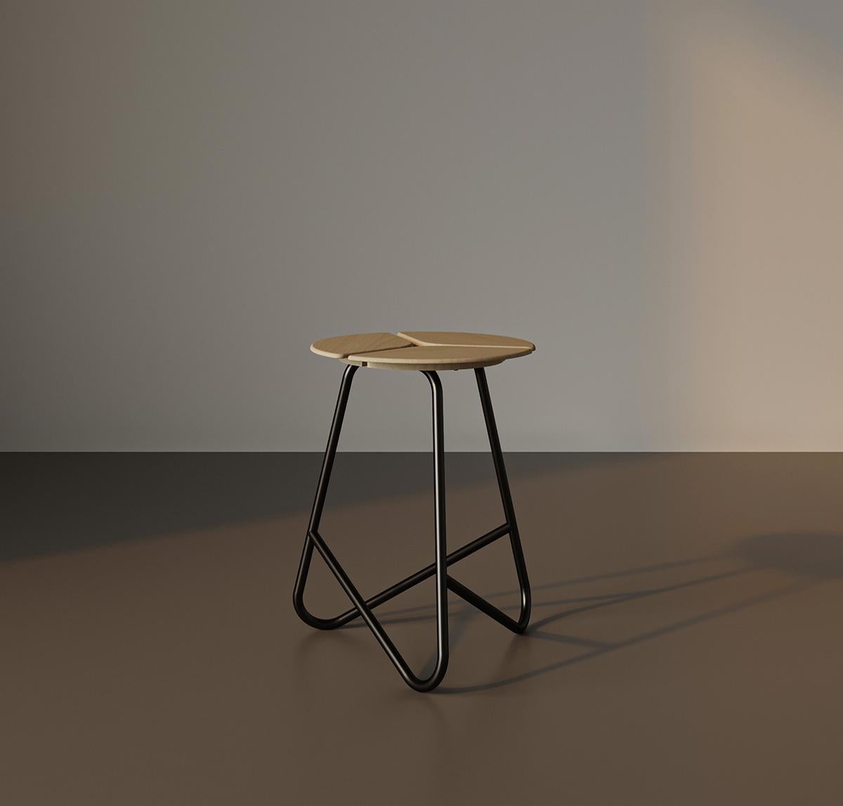 Der Hana Hocker ist der dreiteiligen Form der Hana-Blume nachempfunden und spiegelt eine weiche und ausgewogene Formensprache wider. Die abgerundeten Kanten und die organische Geometrie bringen einen ruhigen Rhythmus und eine warme Präsenz in jeden