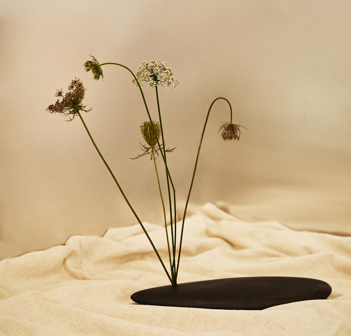 Attribué à l'art japonais séculaire de l'arrangement des fleurs, le vase Ikebana est créé avec İlayda Ergün, un artiste céramiste basé à Istanbul, pourtant l'un des designers de notre studio. S'inspirant de la philosophie de l'Ikebana qui met