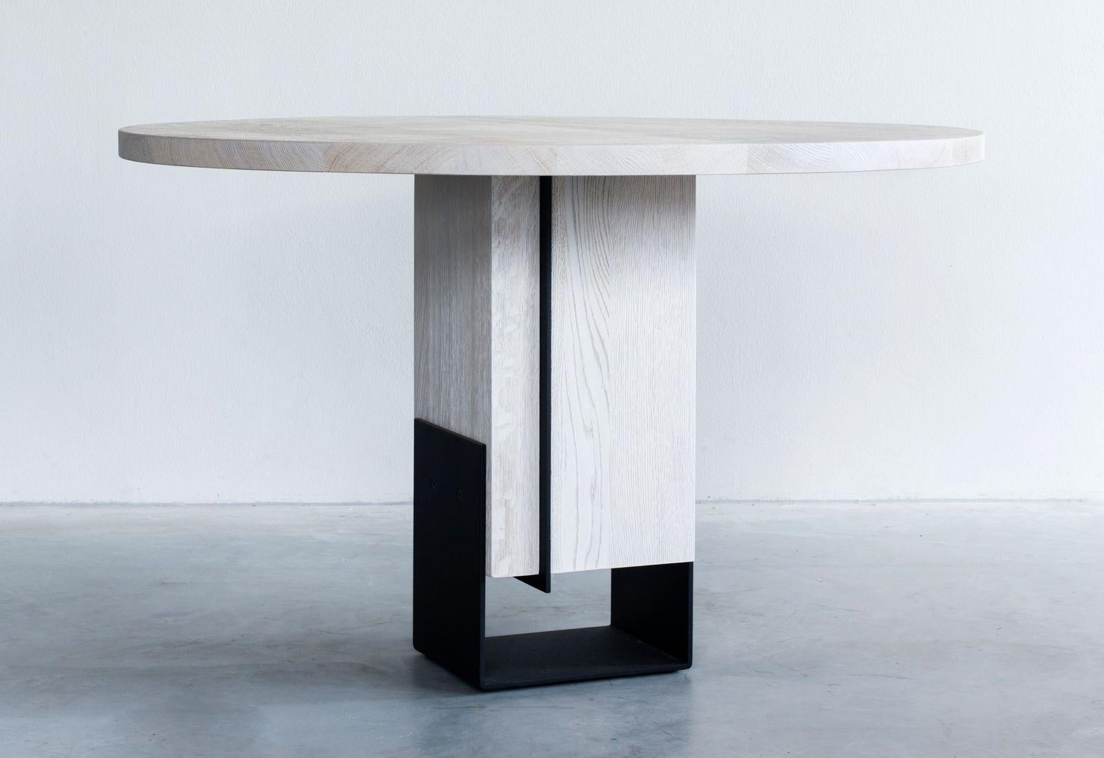 Table de salle à manger ronde Kitale par Van Rossum
Dimensions : D120 x W120 x H75 cm
MATERIAL : Chêne, acier.

Le bois est disponible dans toutes les couleurs standard de Van Rossum, ou dans une finition assortie à l'échantillon du client.
Les