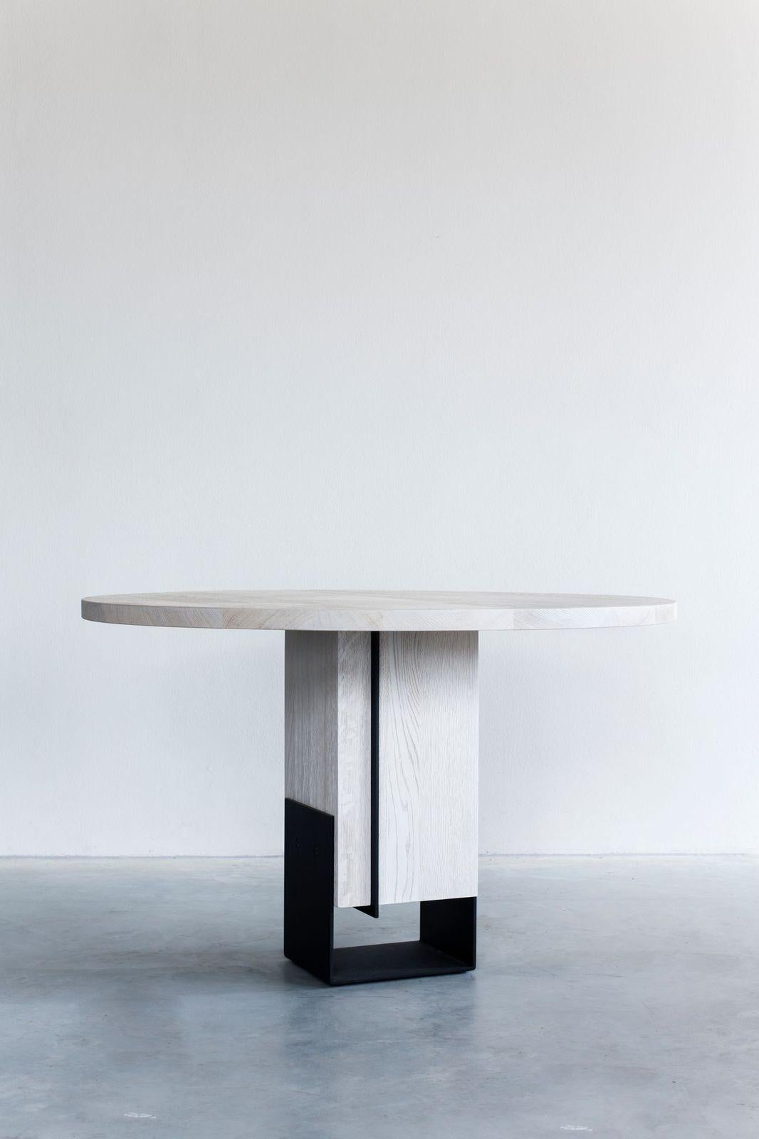 Postmoderne Table de salle à manger ronde Kitale par Van Rossum en vente