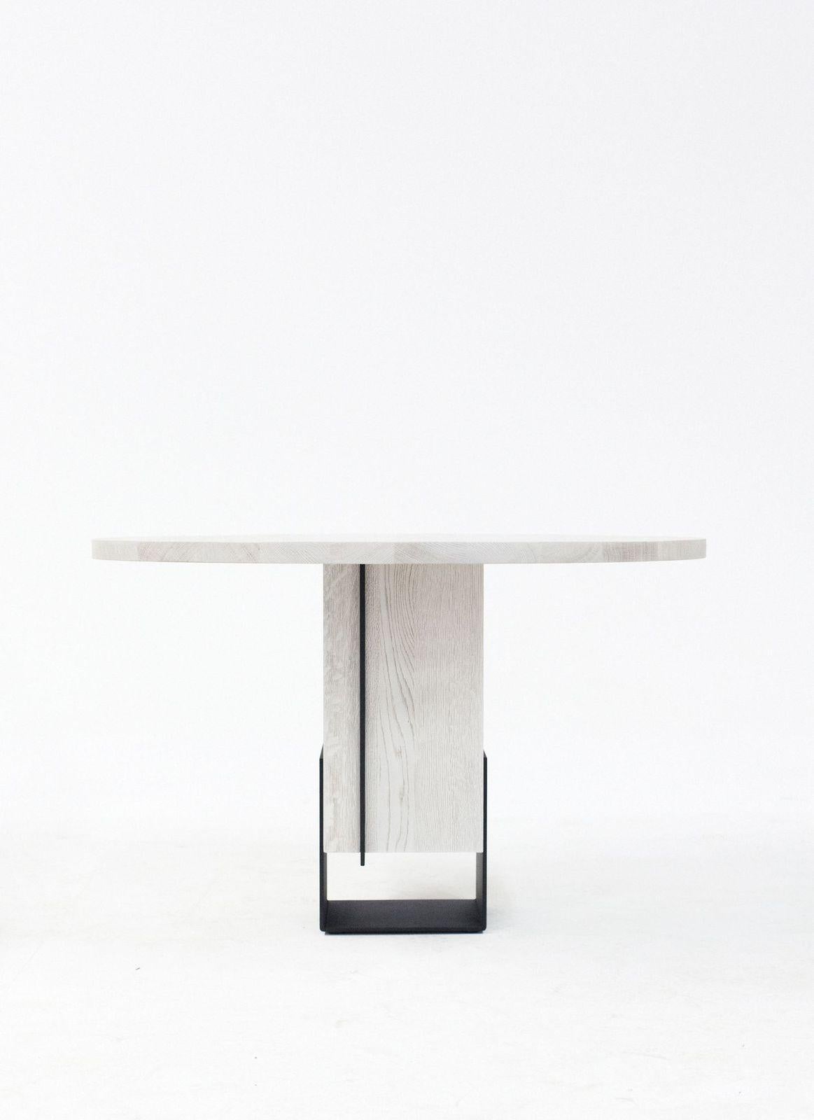 Néerlandais Table de salle à manger ronde Kitale par Van Rossum en vente