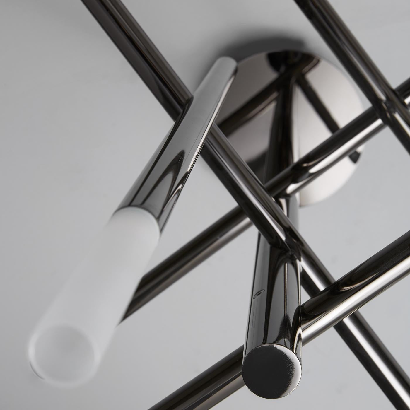 Questo elegante lampadario con struttura in nichel nero lucido proietta una luce diretta da diffusori in vetro smaltato posti in cima ad aste metalliche assemblate per formare un sistema di linee parallele e perpendicolari. La finitura del metallo