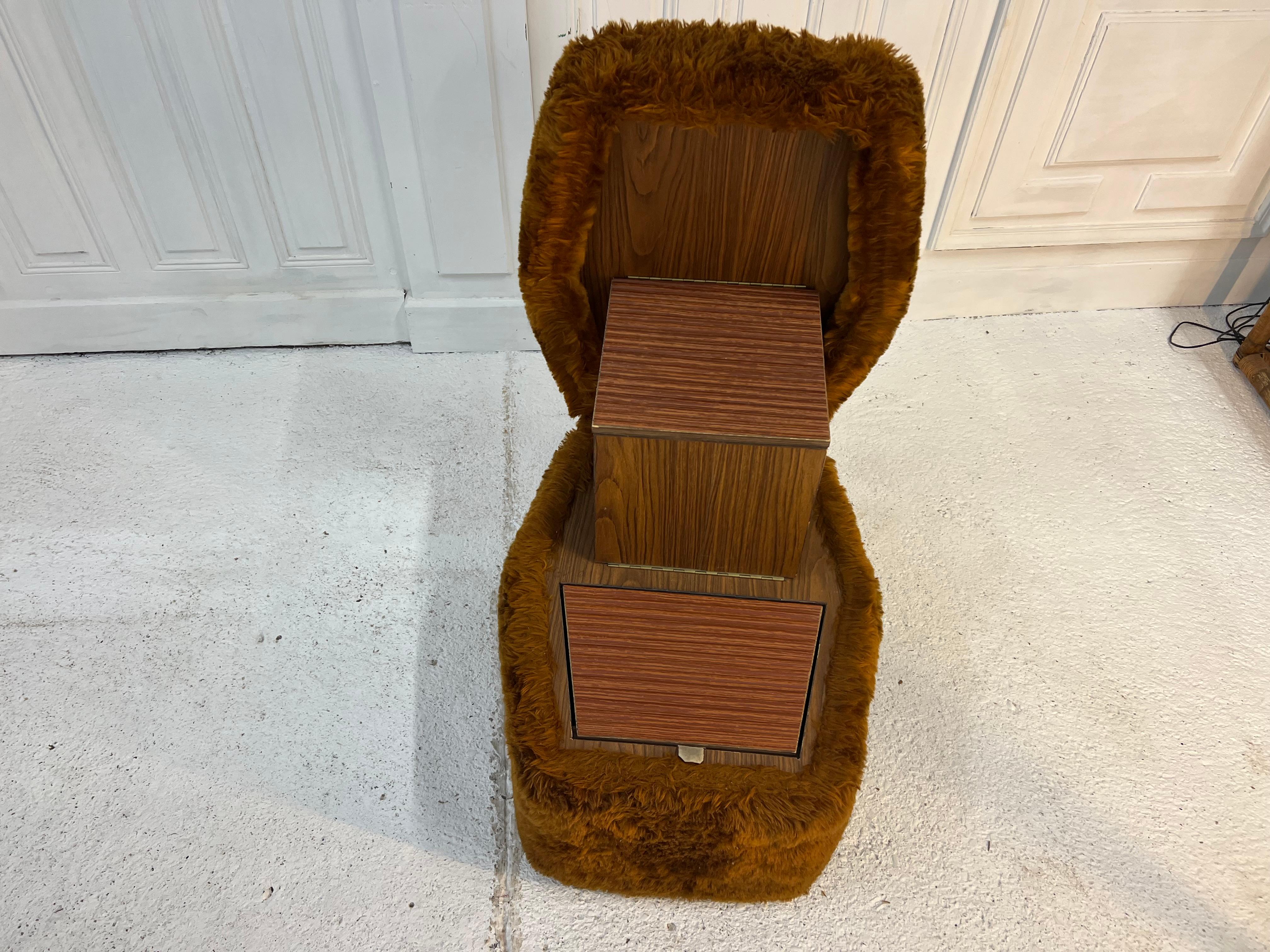 Amazing step from the 60s covered with brown faux fur
it opens to develop a small 2 steps in order to access the right height as well as a small interior chest
the coating really immerses us in the kitsch of the 60s
Original ladder

