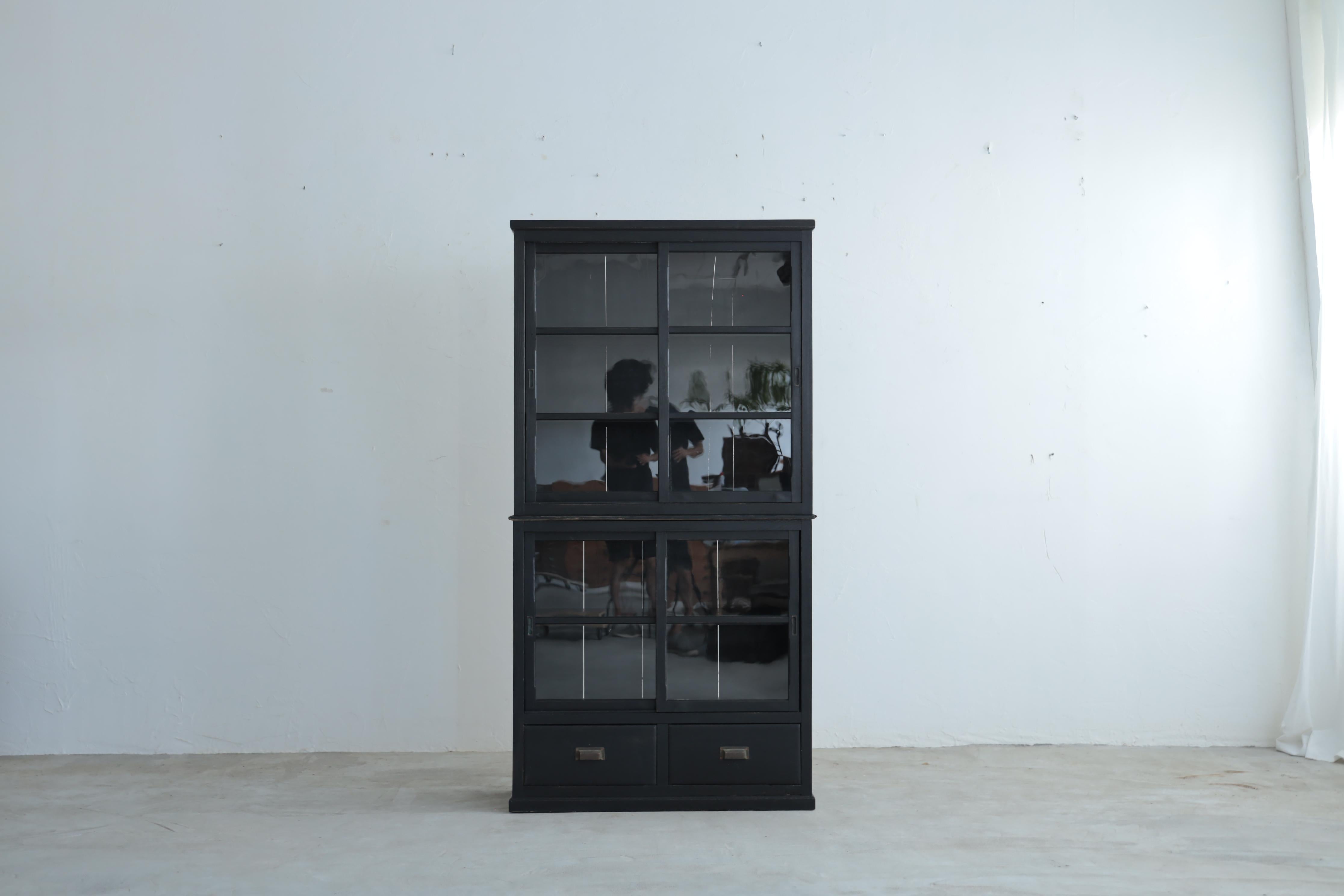 Una presencia tranquila en un negro suave.
Una estantería de exposición sencilla pero distintiva.

El diseño tiene un sentido estético japonés sin ser excesivamente decorativo.

En realidad, esto parece sacar lo mejor de los objetos que expones.
El