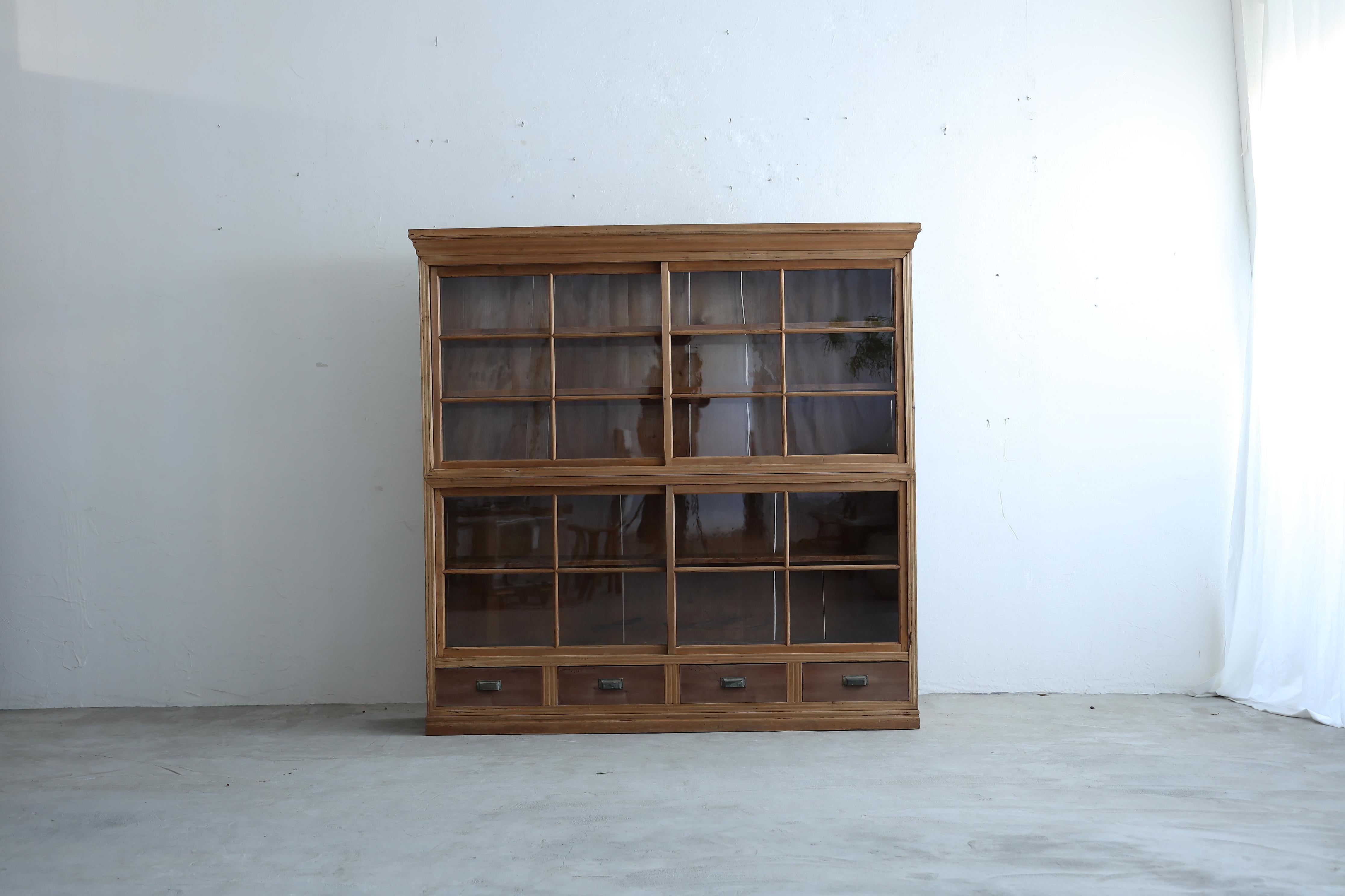 This is a large, traditional two-tiered cupboard with an elegant appearance.

The minimalist design, which was probably achieved by reducing everything, is simple yet high-quality and elegant.

The material is made of very high-quality cypress wood,