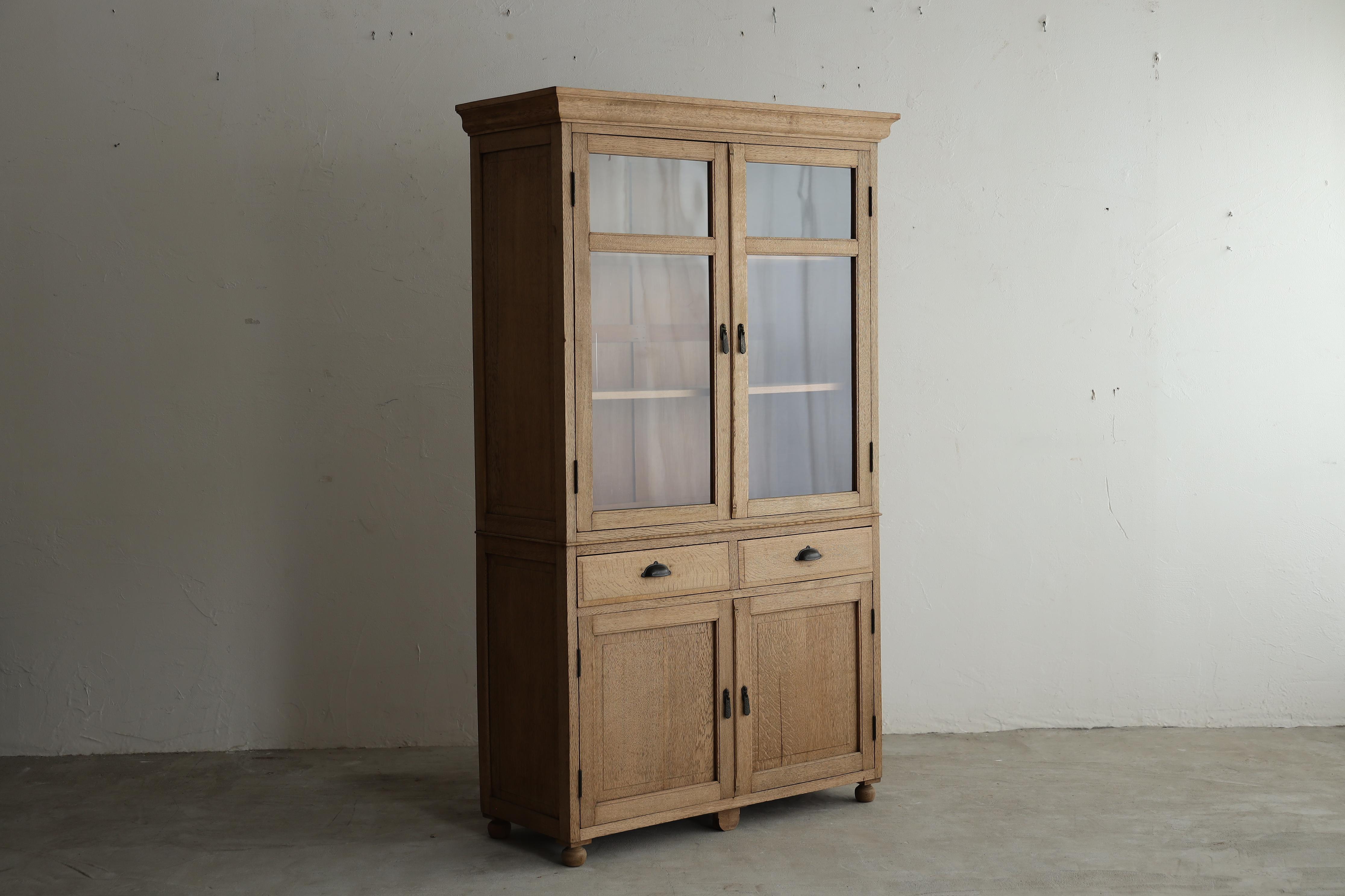 Dieser Schrank atmet mit seinen gediegenen, klaren Linien subtil den ästhetischen Sinn der Taisho-Periode.

Die schlanken, scharfen Linien werden durch die Stützräder und die abgerundeten Beine gemildert,
die inmitten der Ruhe ein subtiles Gefühl
