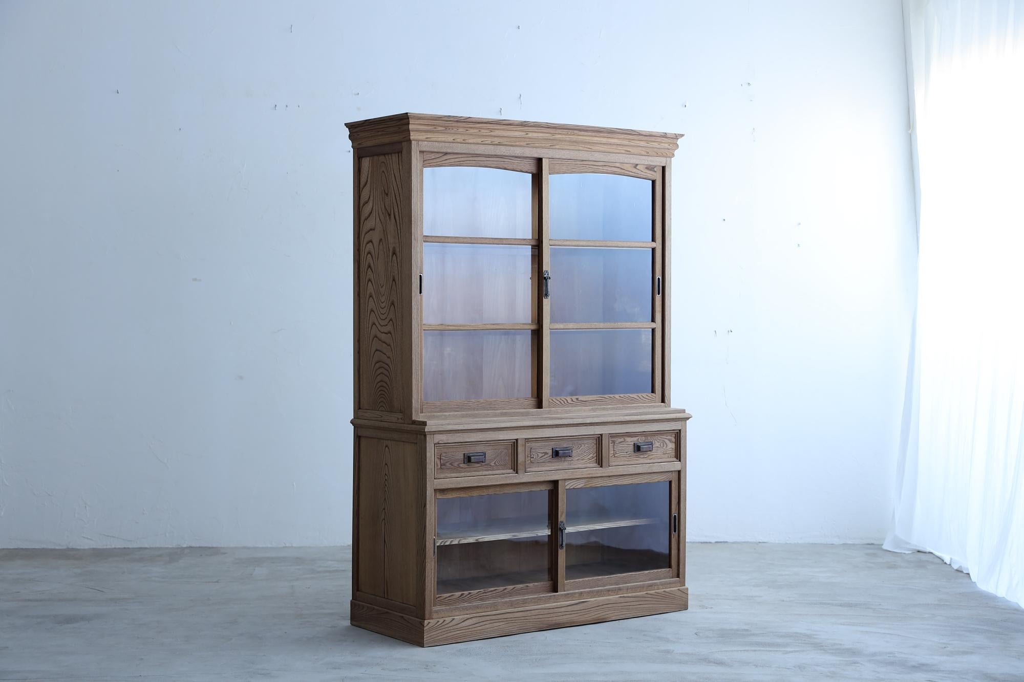 This Japanese antique cabinet was produced in the Taisho period (1912-1926).

This piece of furniture was made using the same traditional and advanced techniques used in the production of Japanese kamidana.

Our top-notch craftsmen have repaired the