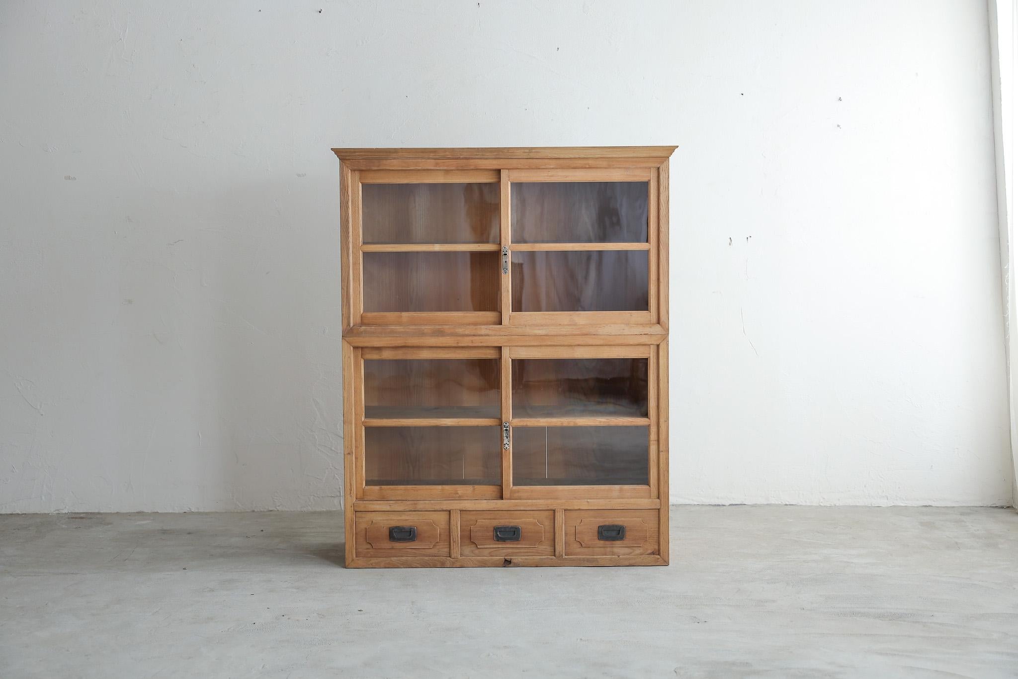 Si tratta di una credenza dall'aspetto ordinato e raffinato, con le sue morbide venature del legno che emanano eleganza.

La silhouette pulita e ordinata è accentuata da am designs delicati come la sottile superficie in ginkgo e gli intagli sui
