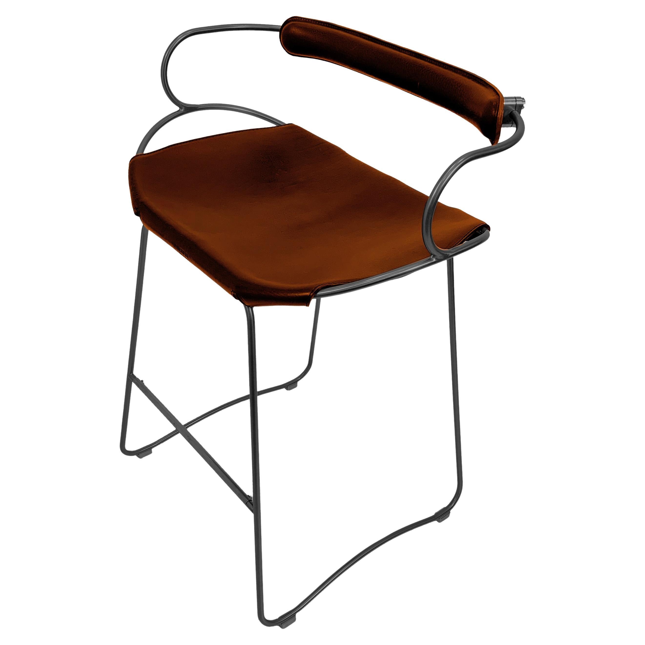 Sgabello da banco per cucina con schienale in metallo nero fumo e pelle cognac in vendita