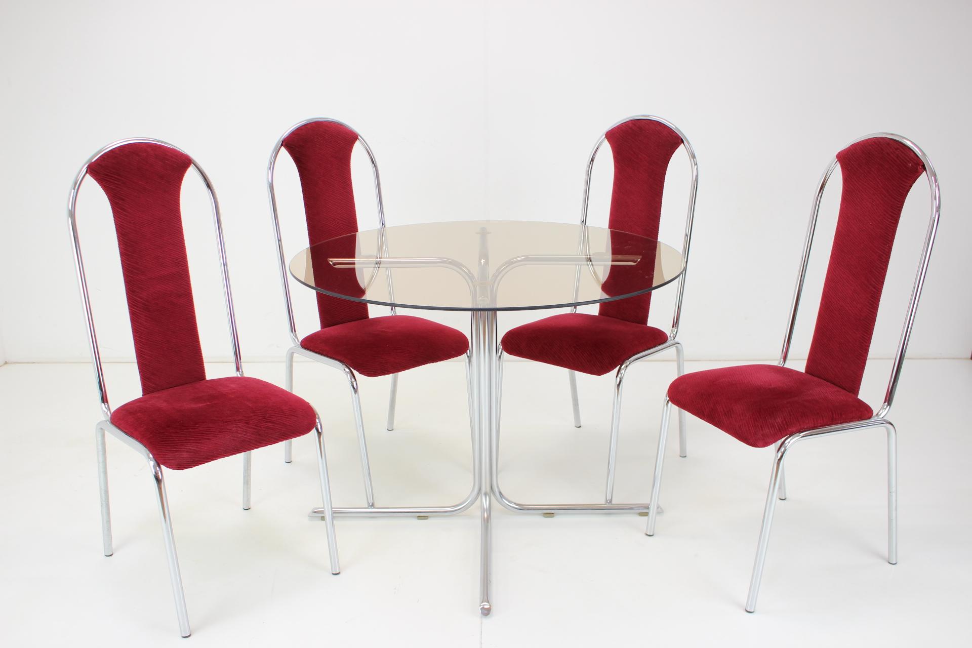 -Chrome has an old patina.
-Glass on scratches from normal use.
-There are stains on the glass that cannot be cleaned.
-Very design table and chairs.
-Seating height 46cm.
-Upholstered in very good original condition.