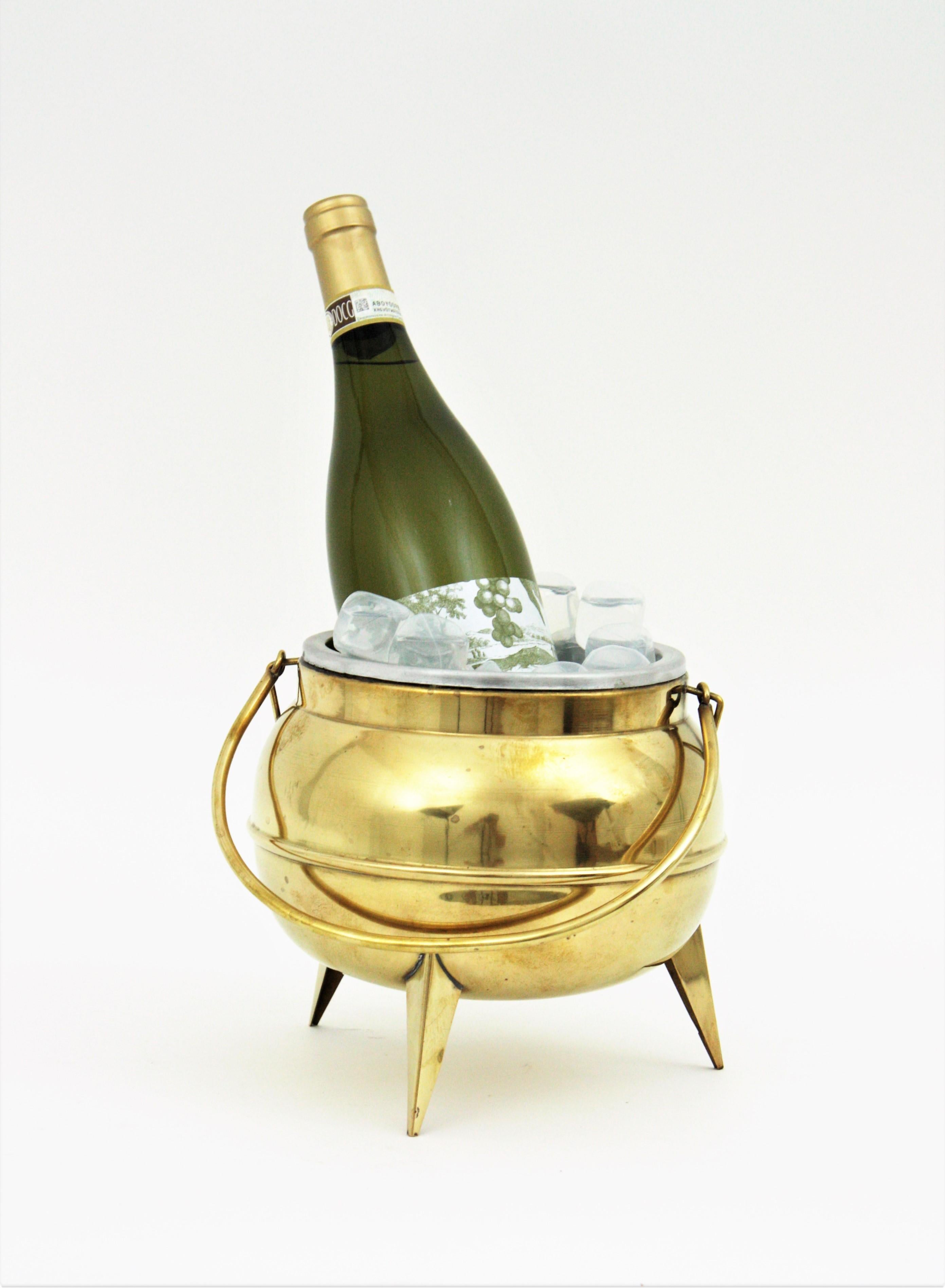 Midcentury Kitchen Pot Shaped Ice Bucket in Brass For Sale 3