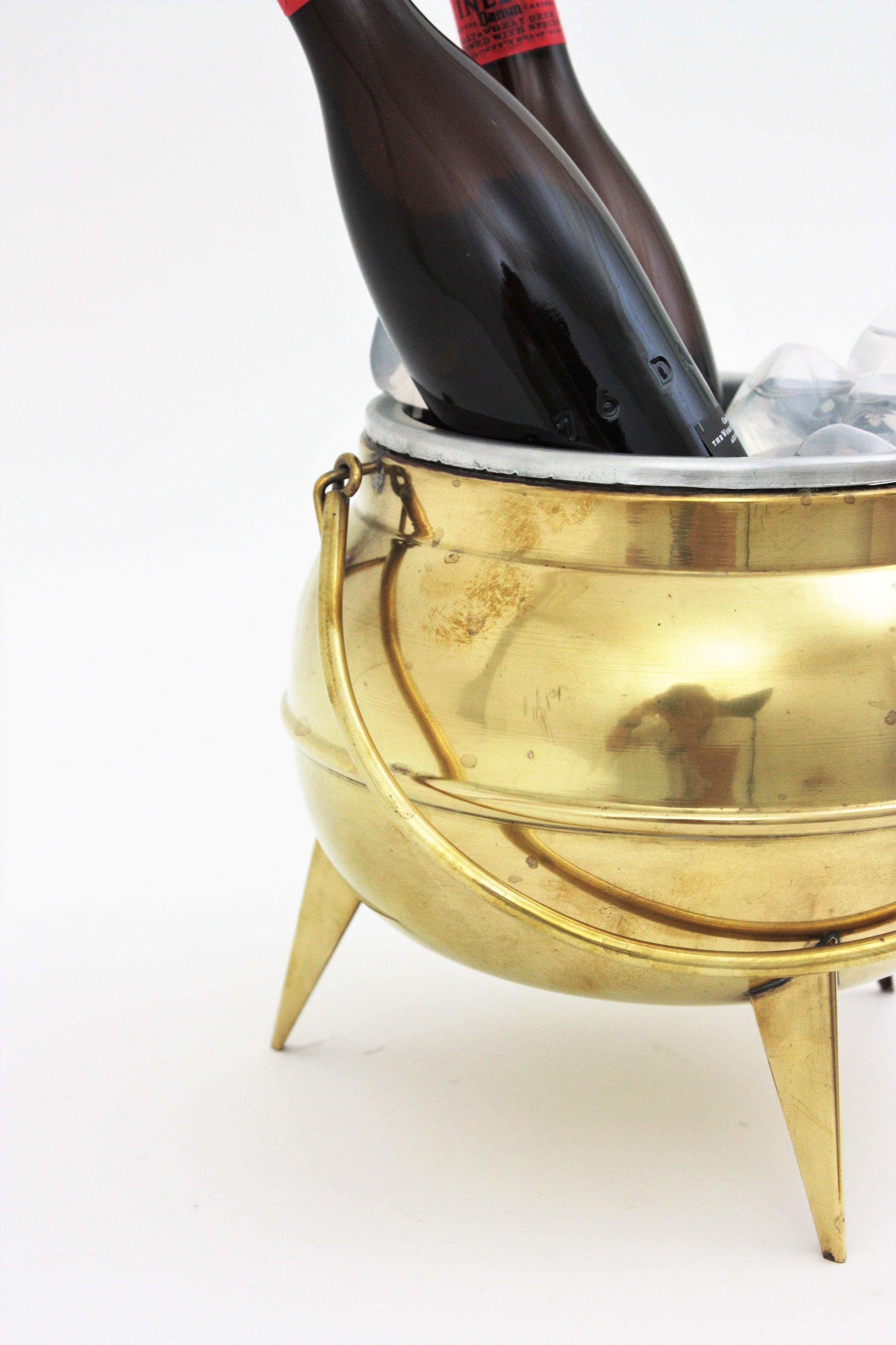 Midcentury Kitchen Pot Shaped Ice Bucket in Brass For Sale 4