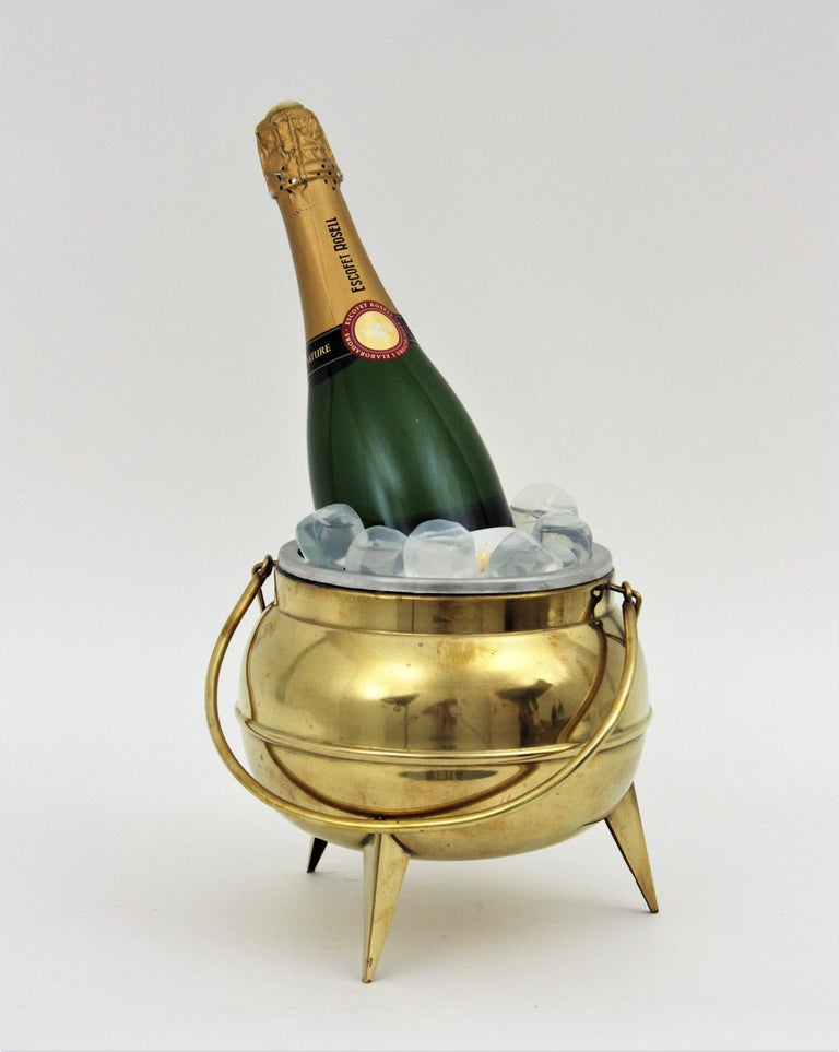 Midcentury Kitchen Pot Shaped Ice Bucket in Brass For Sale at 1stDibs