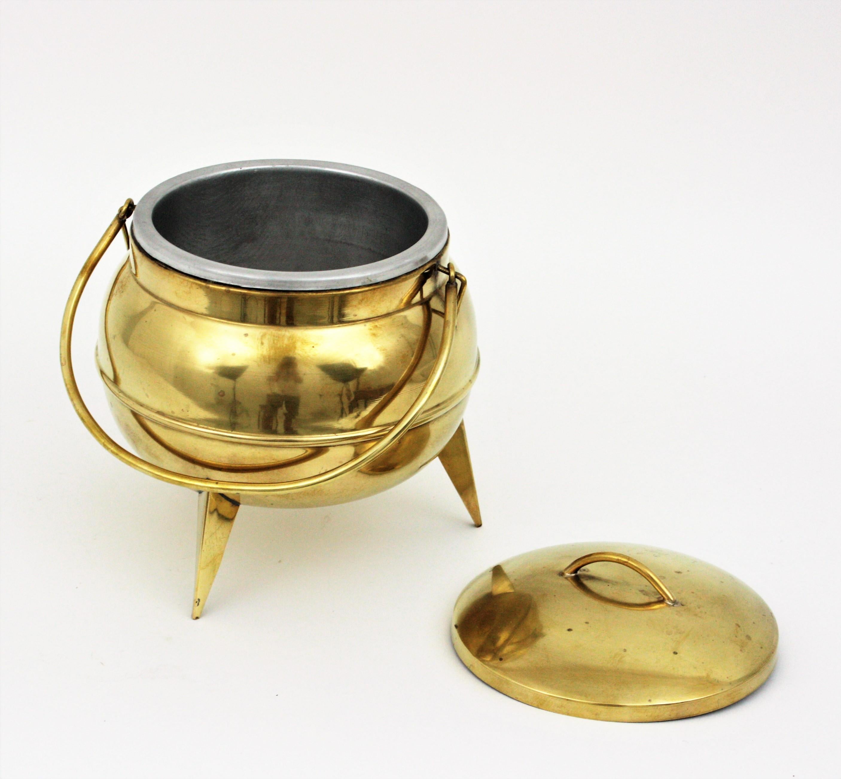 Midcentury Kitchen Pot Shaped Ice Bucket in Brass In Good Condition For Sale In Barcelona, ES