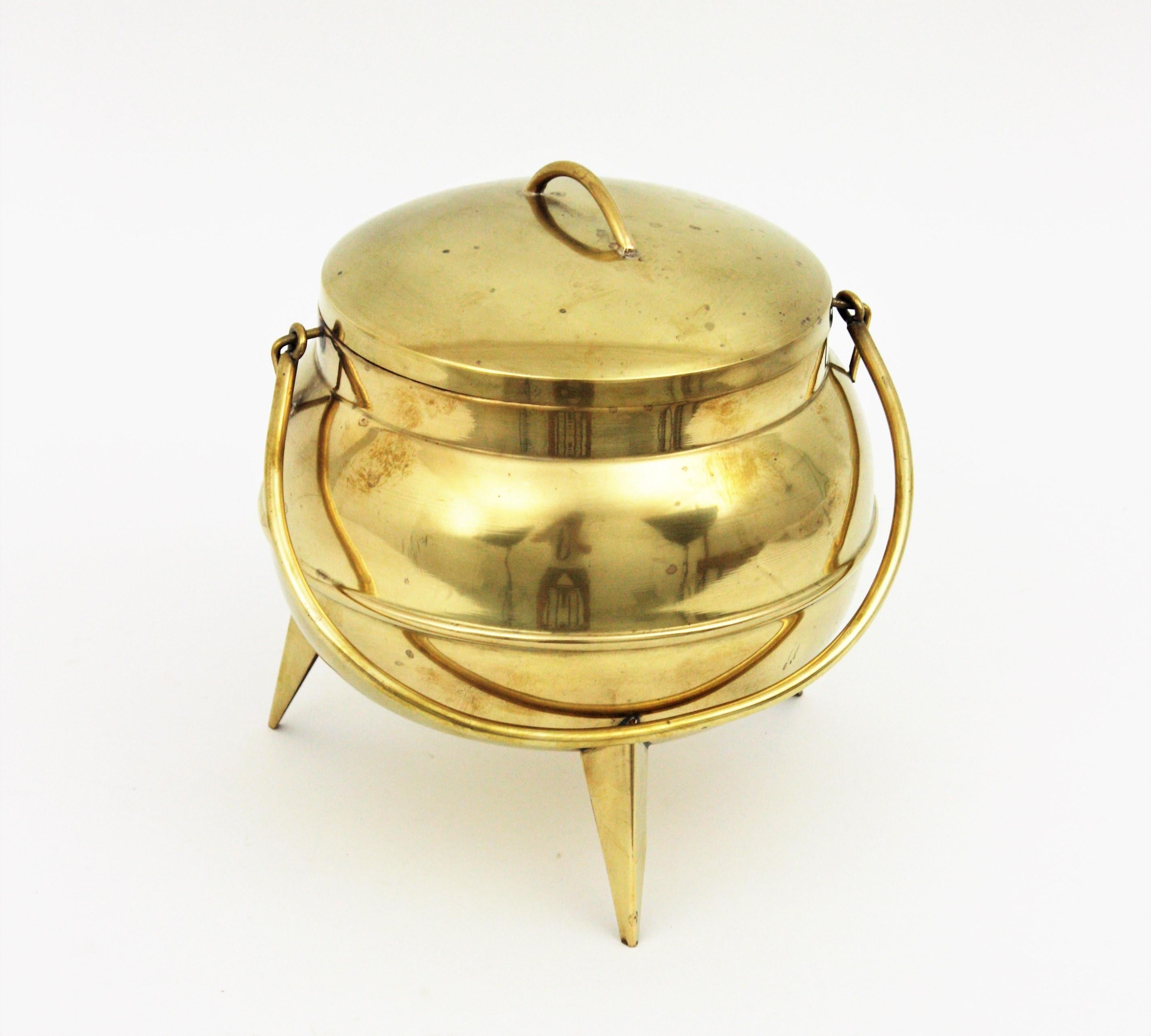 20th Century Midcentury Kitchen Pot Shaped Ice Bucket in Brass For Sale