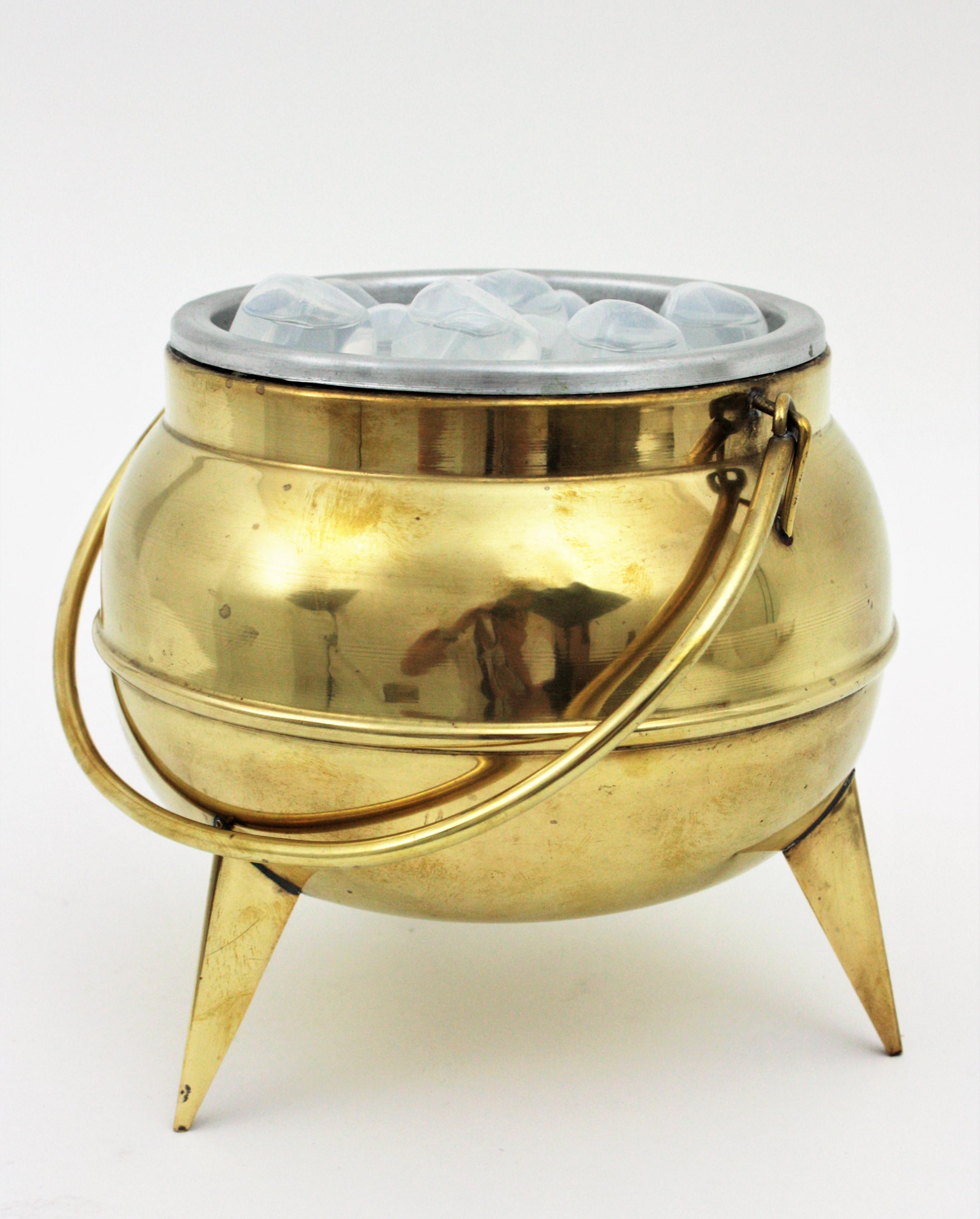 Midcentury Kitchen Pot Shaped Ice Bucket in Brass For Sale 1