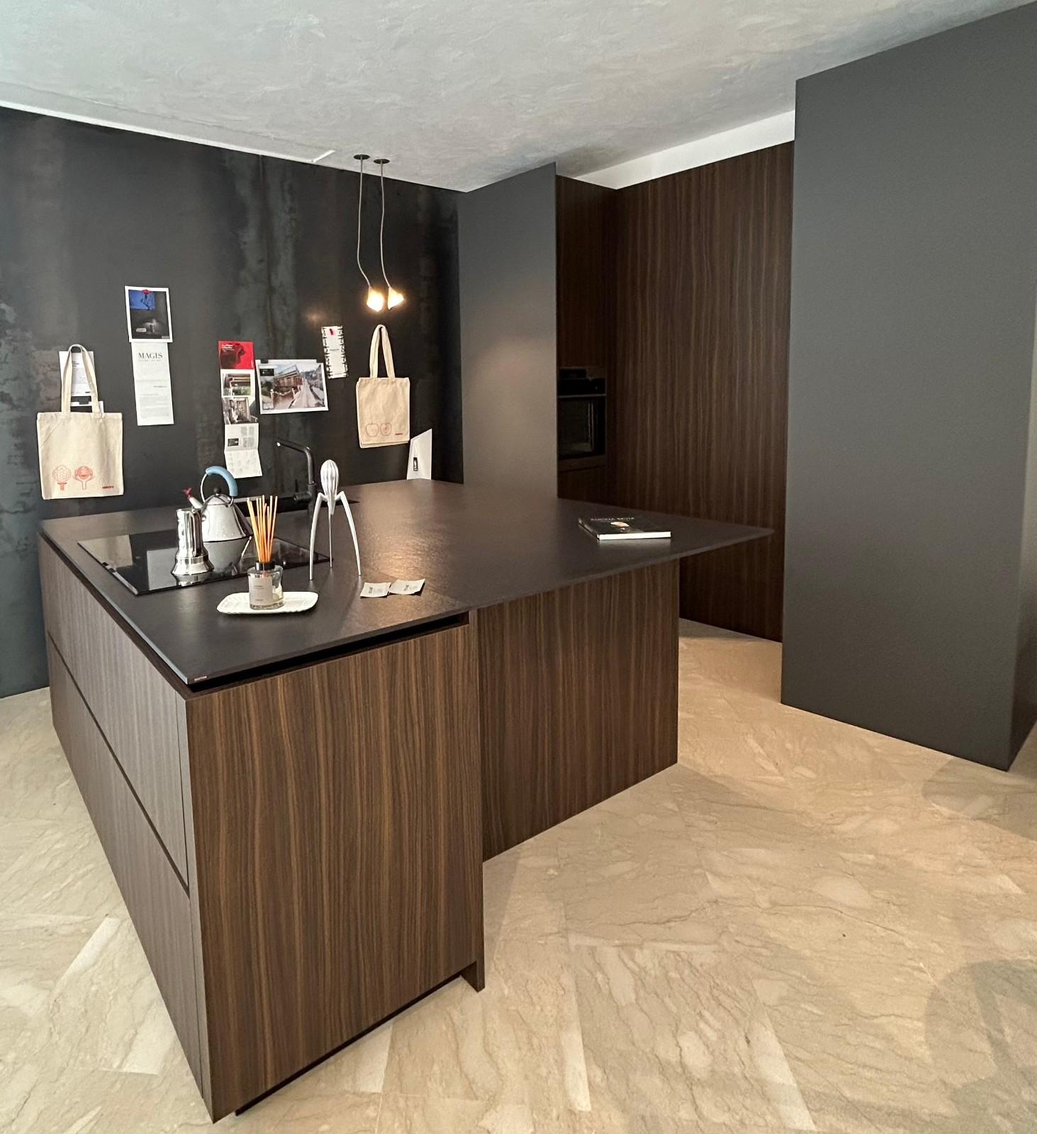 Cocina con isla y electrodomésticos incluidos Meson's M2 Goccia Cerámico en venta