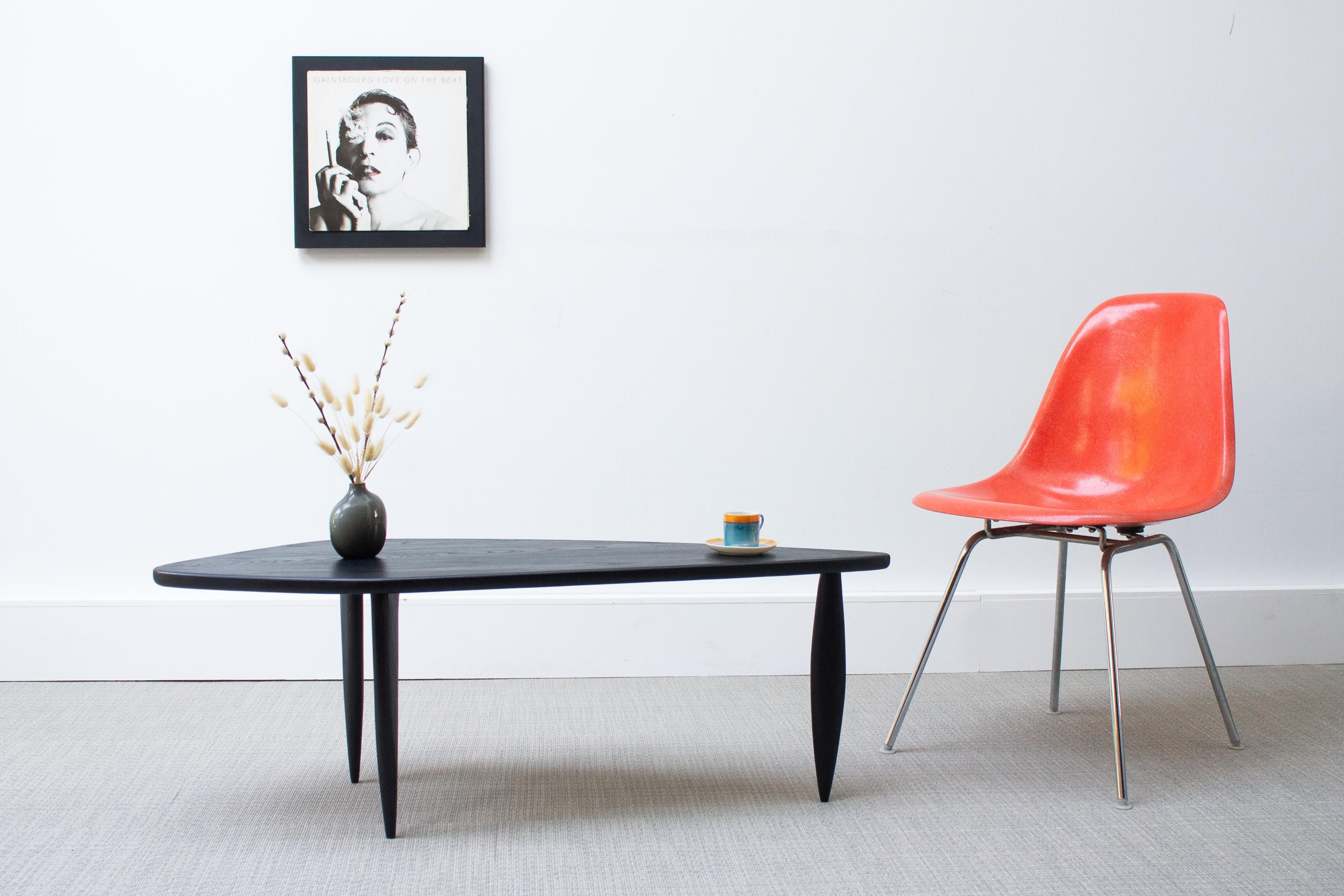 Cette élégante table basse combine des angles et des formes organiques pour créer un design minimaliste et épuré.

La position des pieds ne donne pas seulement de la stabilité, mais permet à une partie de la table de sembler flotter dans