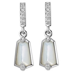 Pendientes de gota pequeños de oro blanco de 18 quilates con nácar y diamantes