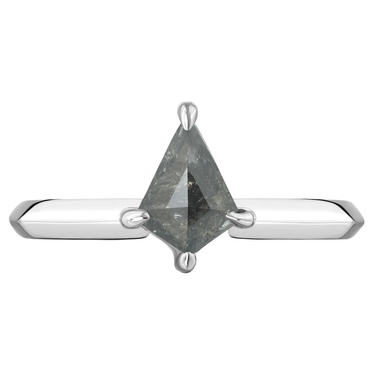 Anello solitario in oro bianco con diamante a taglio Kite e pepe, 1,19 carati in vendita