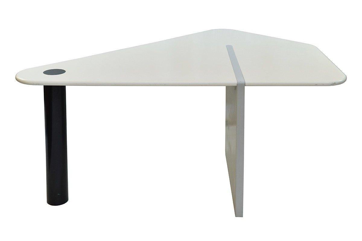 Table de bureau, modèle Kite de Louk Straver pour Castelijn
Plateau en bois laqué blanc cassé, long pied en bois laqué gris et pied circulaire en métal noir.
1970/1980 - Memphis inspiré