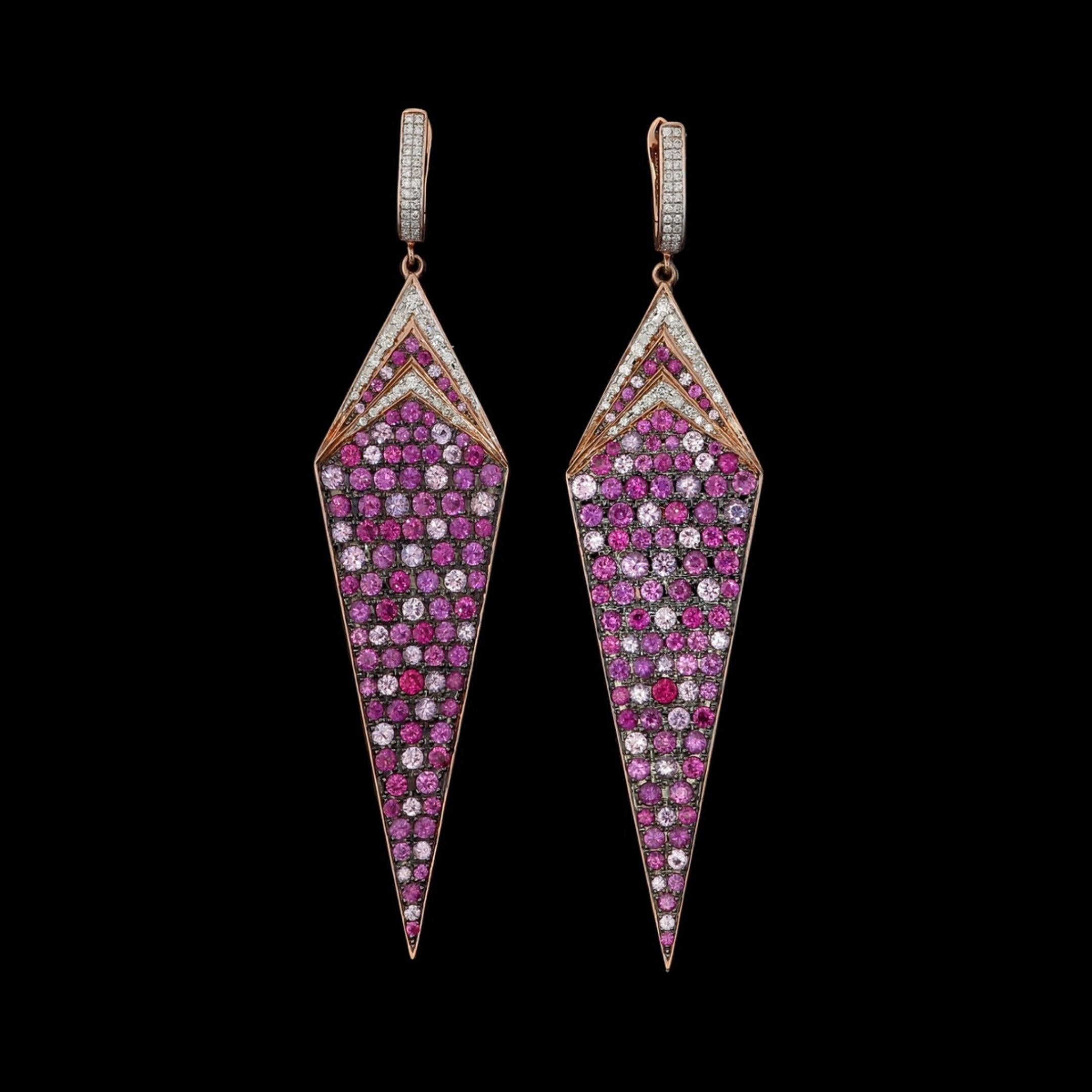 Une étonnante paire de boucles d'oreilles en saphir en or blanc 18 carats, présentant une silhouette géométrique audacieuse et une qualité de fabrication exceptionnelle. Les boucles d'oreilles présentent un pavage précis de saphirs roses vifs dans