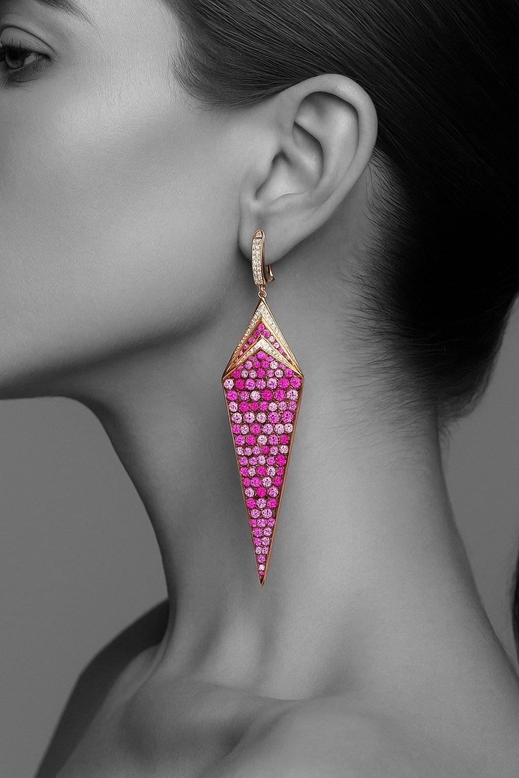 Boucles d'oreilles Kite en or 18 carats avec saphirs roses et diamants Neuf - En vente à Bangkok, TH