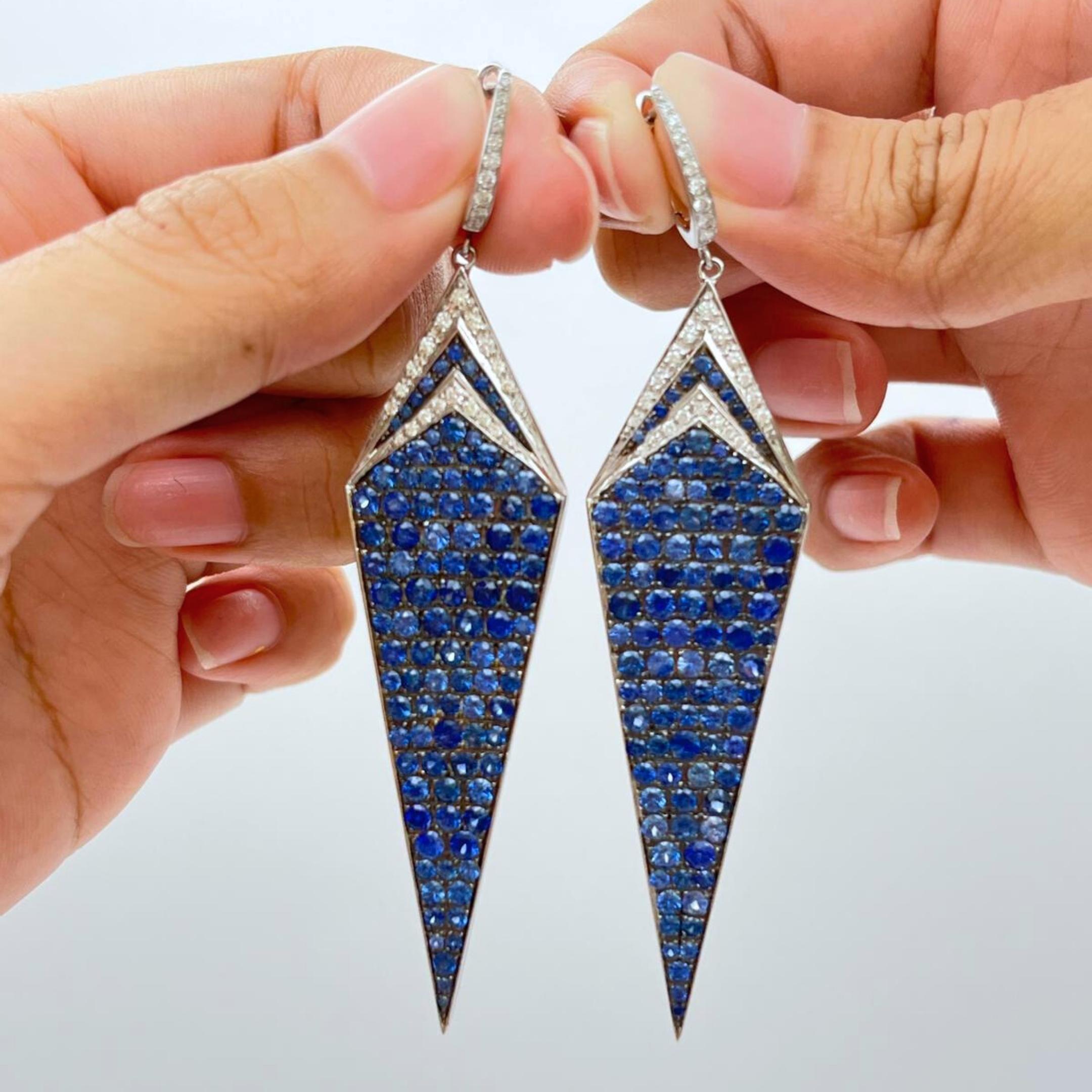 Contemporain Boucles d'oreilles Kite en or 18 carats avec saphirs et diamants en vente