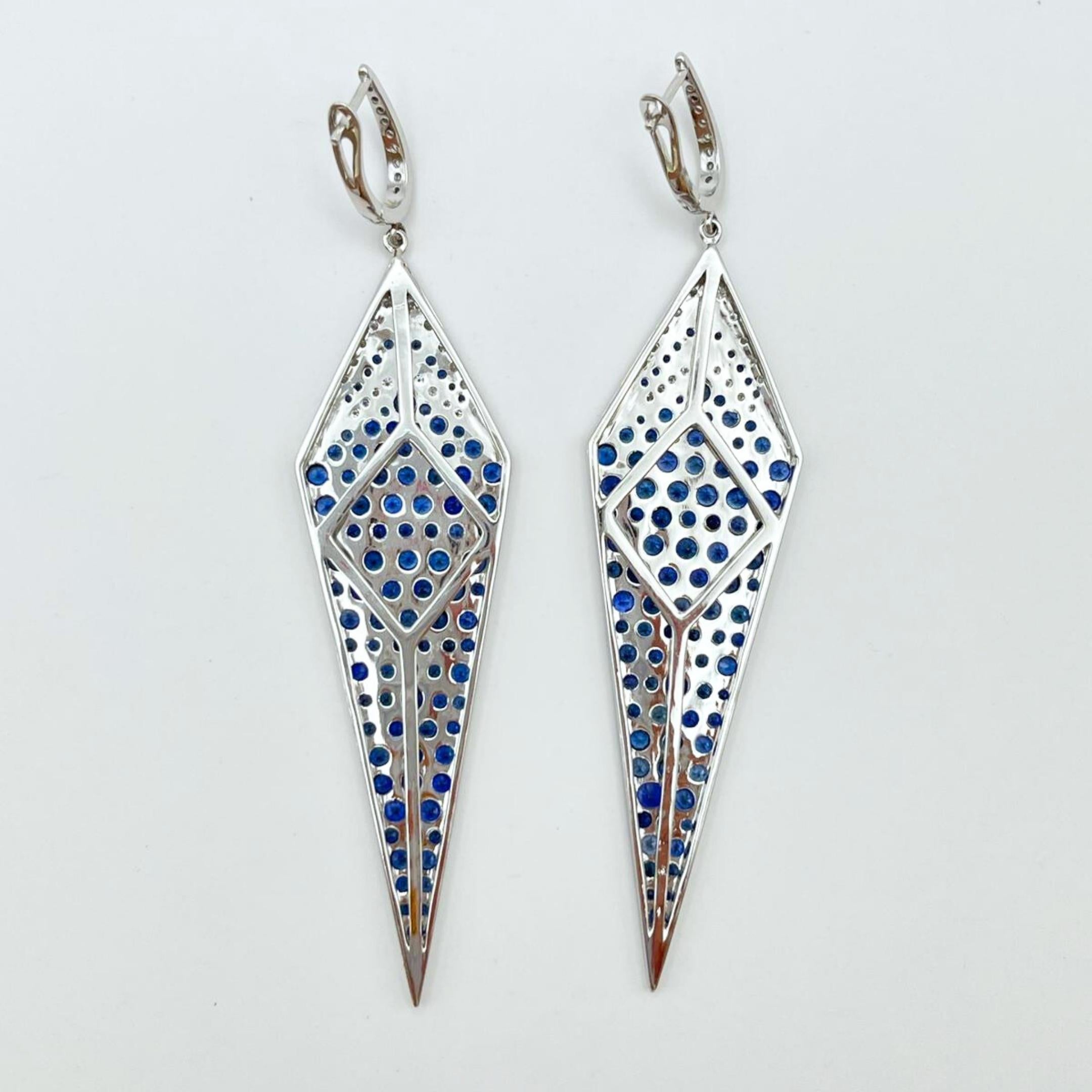 Taille brillant Boucles d'oreilles Kite en or 18 carats avec saphirs et diamants en vente