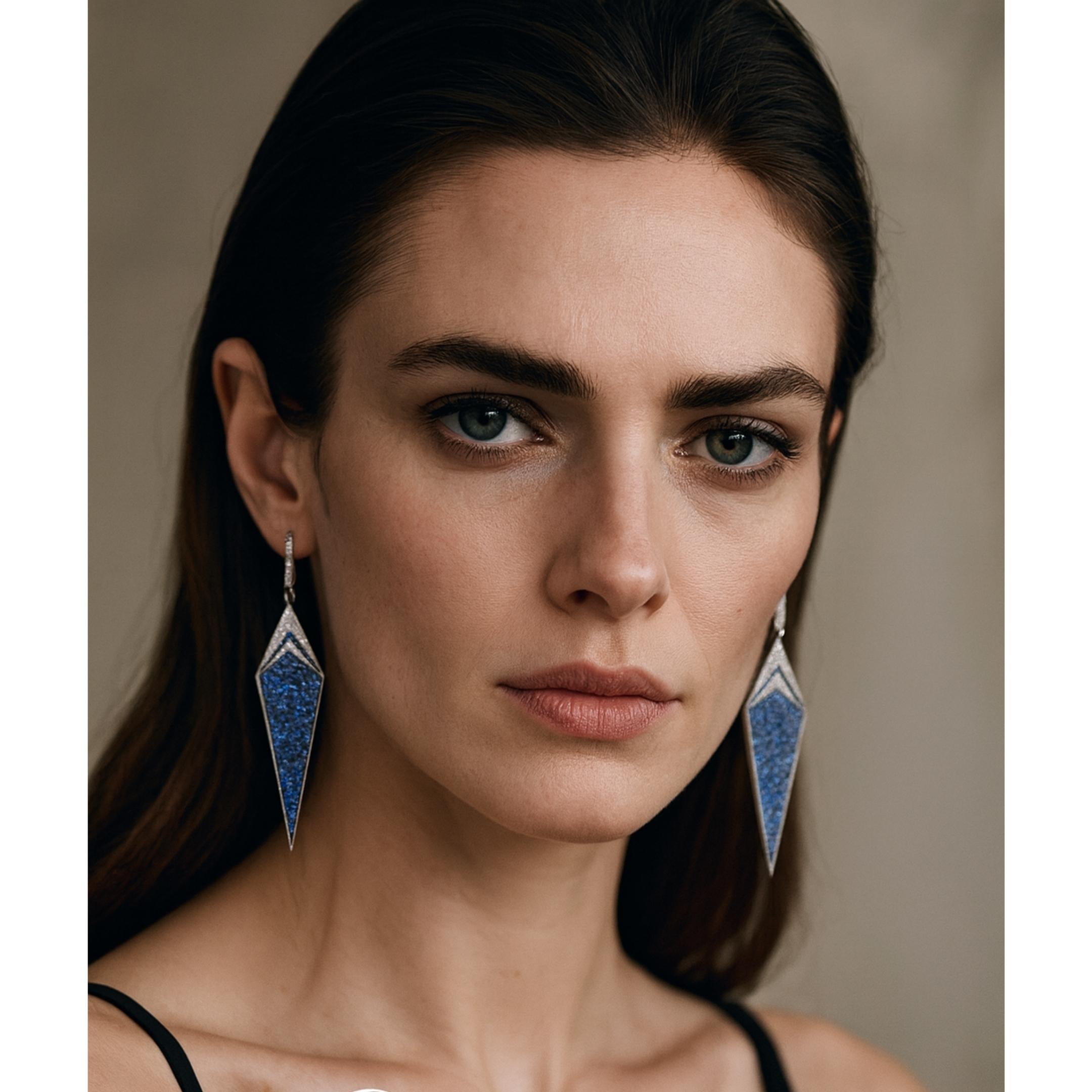 Boucles d'oreilles Kite en or 18 carats avec saphirs et diamants Neuf - En vente à Bangkok, TH