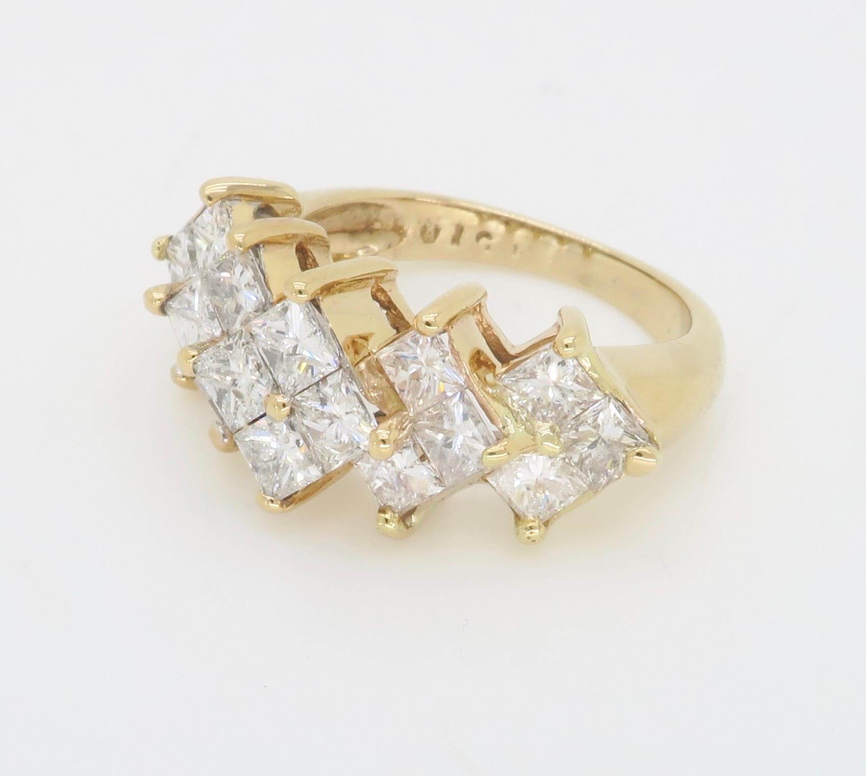 Bague à trois rangs de diamants, taille princesse, sertie en forme de cerf-volant Excellent état - En vente à Webster, NY