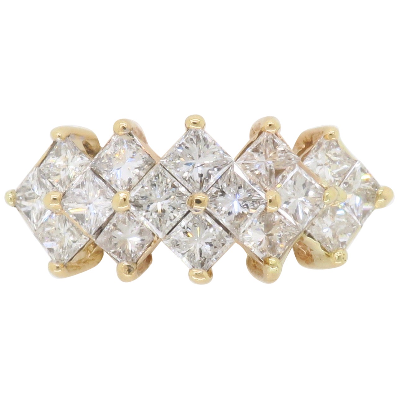 Anillo de diamantes de tres filas, talla princesa, engastado en cometa en venta