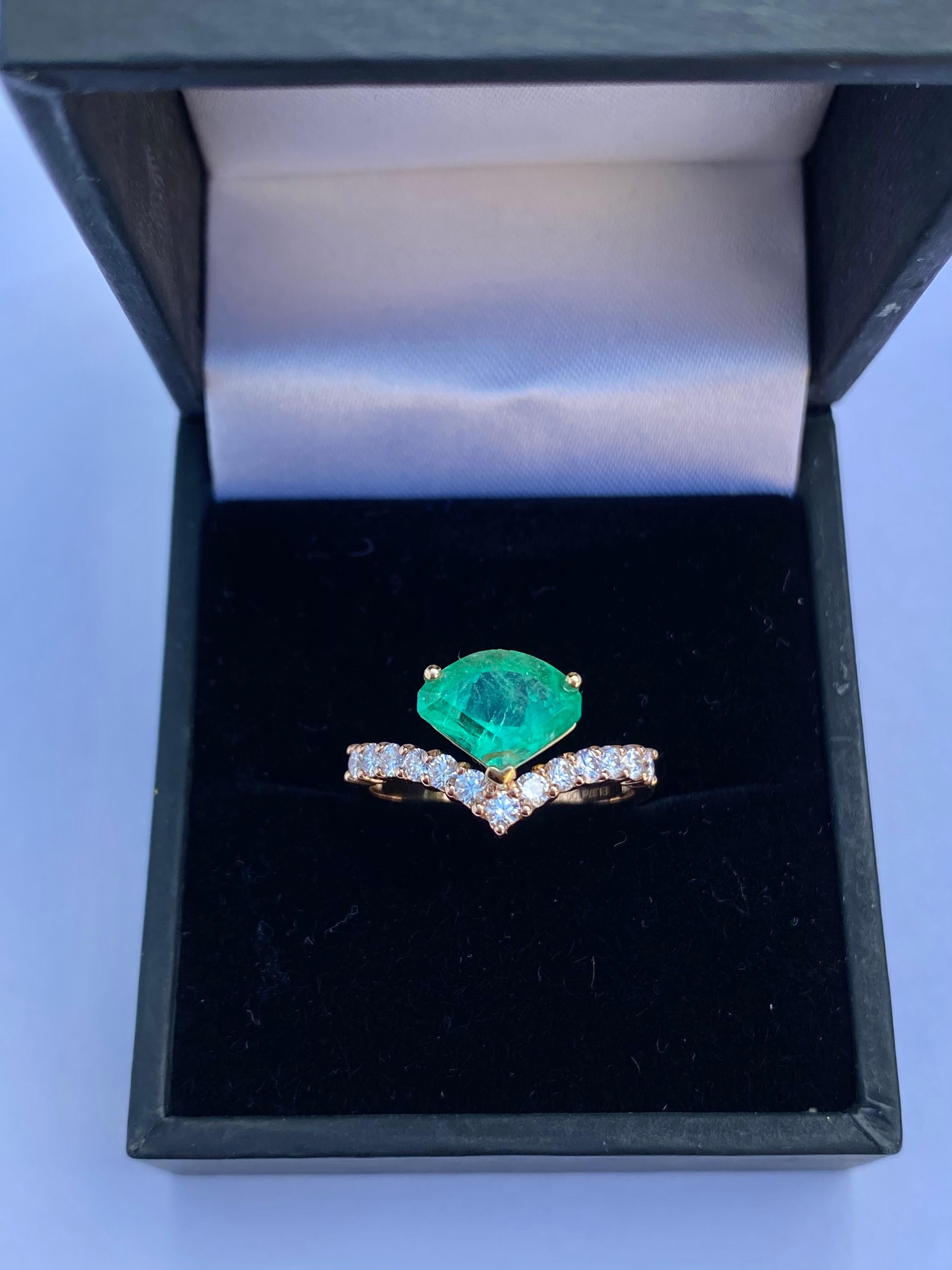 Art Deco Kite Shape Colombian Emerald in 18k Rose Gold Ring